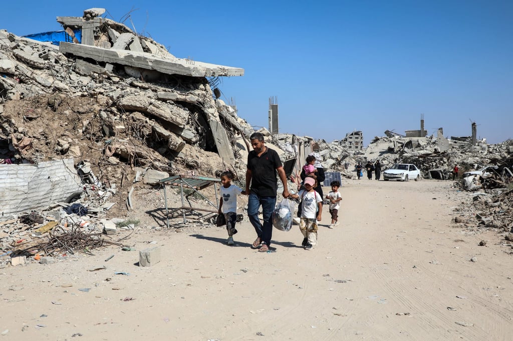 Palestinians in a displacement camp carry their belongings and leave the camp in the Zeitoun neighbourhood, southeast of Gaza City, on July 18. Photo: Xinhua