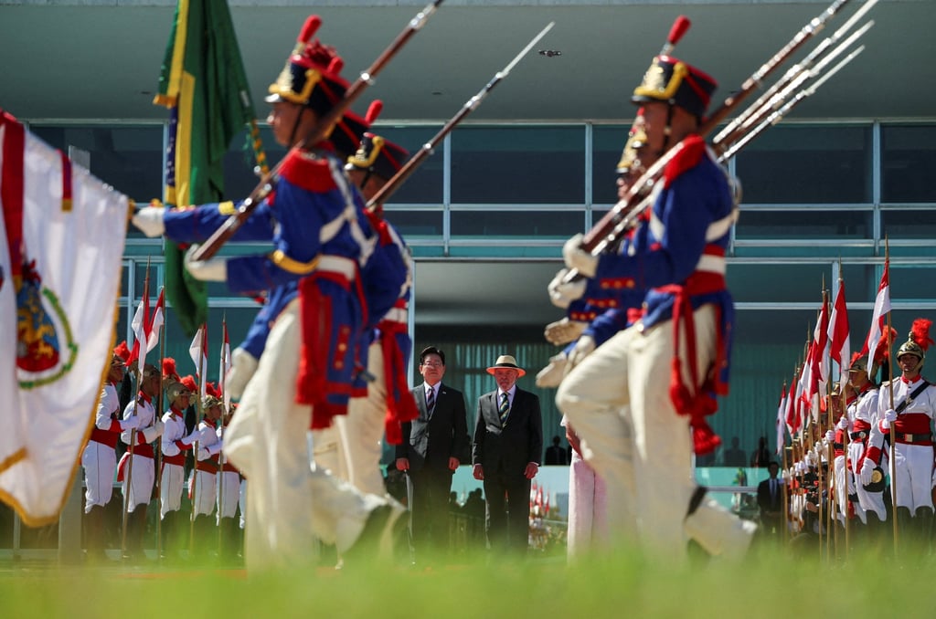 South Korean President Lee Jae Myung (left) and Brazilian President Luiz Inacio Lula da Silva observe a presentation of troops at the Alvorada Palace in Brasilia on Monday. Photo: Reuters