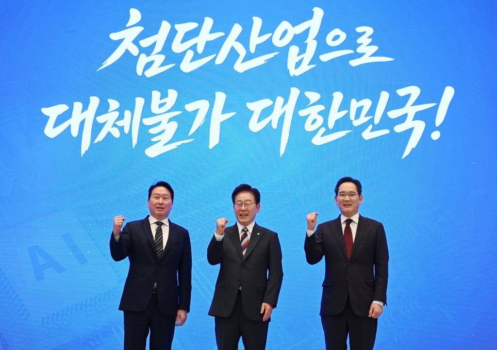 South Korean President Lee Jae Myung (centre), Samsung Electronics chairman Lee Jae-yong (right) and SK Group chairman Chey Tae-won (left) attend a briefing announcing three government mega-projects at the Blue House in Seoul, South Korea, on June 29. Photo: EPA