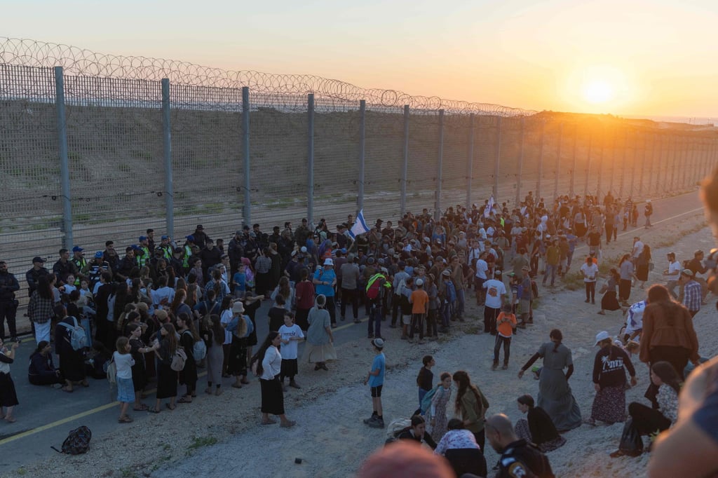 Israeli right-wing activists gather on the border with the Gaza Strip as they attempt to cross over into the territory on July 19, demanding the re-establishment of settlements. Photo: AFP