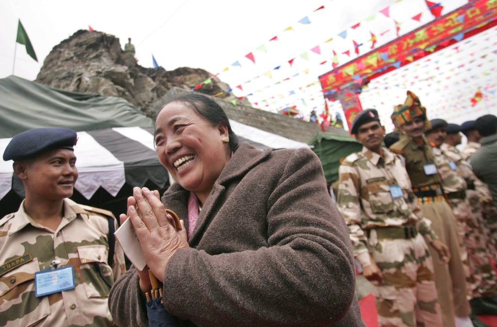 A trader from China greets soldiers and media after crossing over to the Indian side of Nathu La Pass, in the northeastern Indian state of Sikkim, in July 2006. Photo: AP