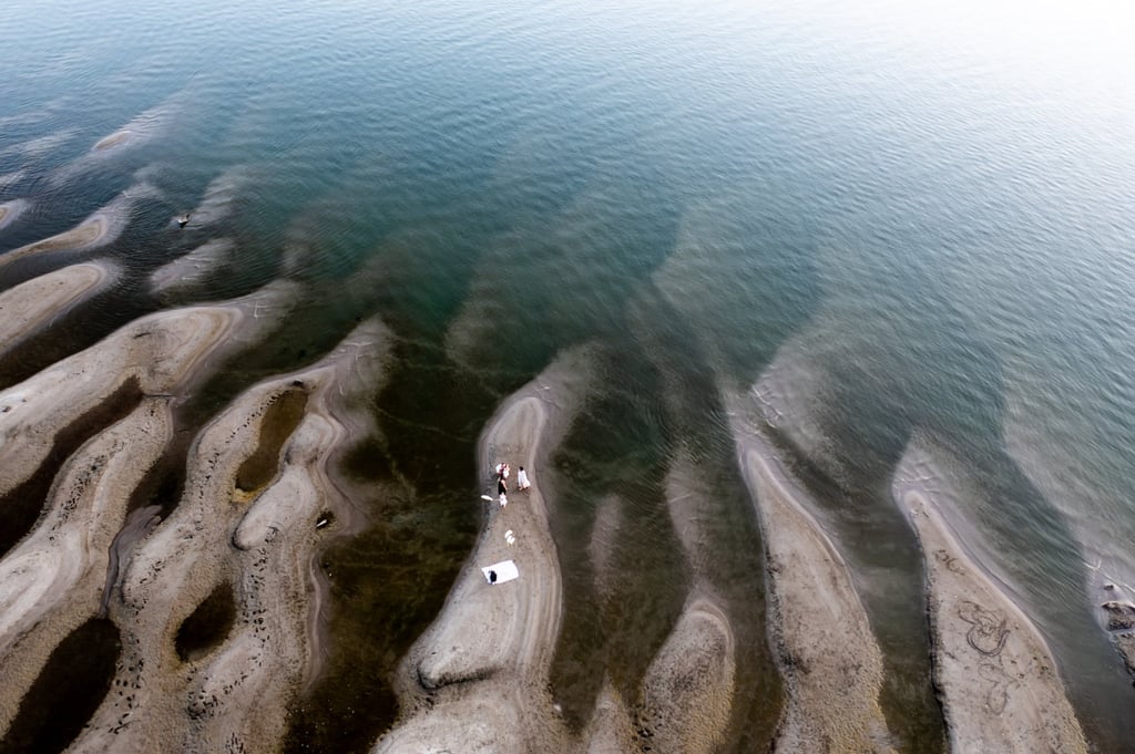 This drone photo taken on Friday shows the exposed riverbed of the Danube River in Dunaszekcső, Hungary. An intense heatwave is gripping the nation, heightening health risks and worsening drought conditions. Photo: Xinhua