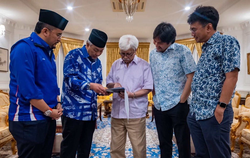 BN and PN leaders are invited by Negeri Sembilan ruler Tuanku Muhriz Tuanku Munawir (centre) to form the new state government on Saturday. Photo: Facebook/barisanasional