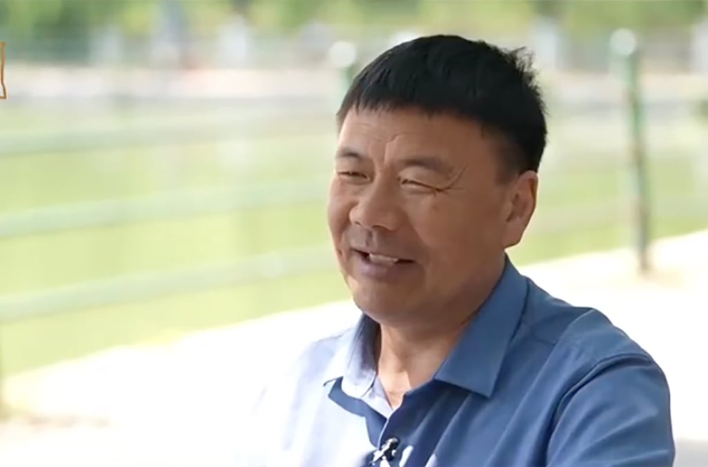 Despite his recent fame from winning the Lu Xun Literature Prize, Wang states that he will continue to deliver food. Photo: ifeng.com