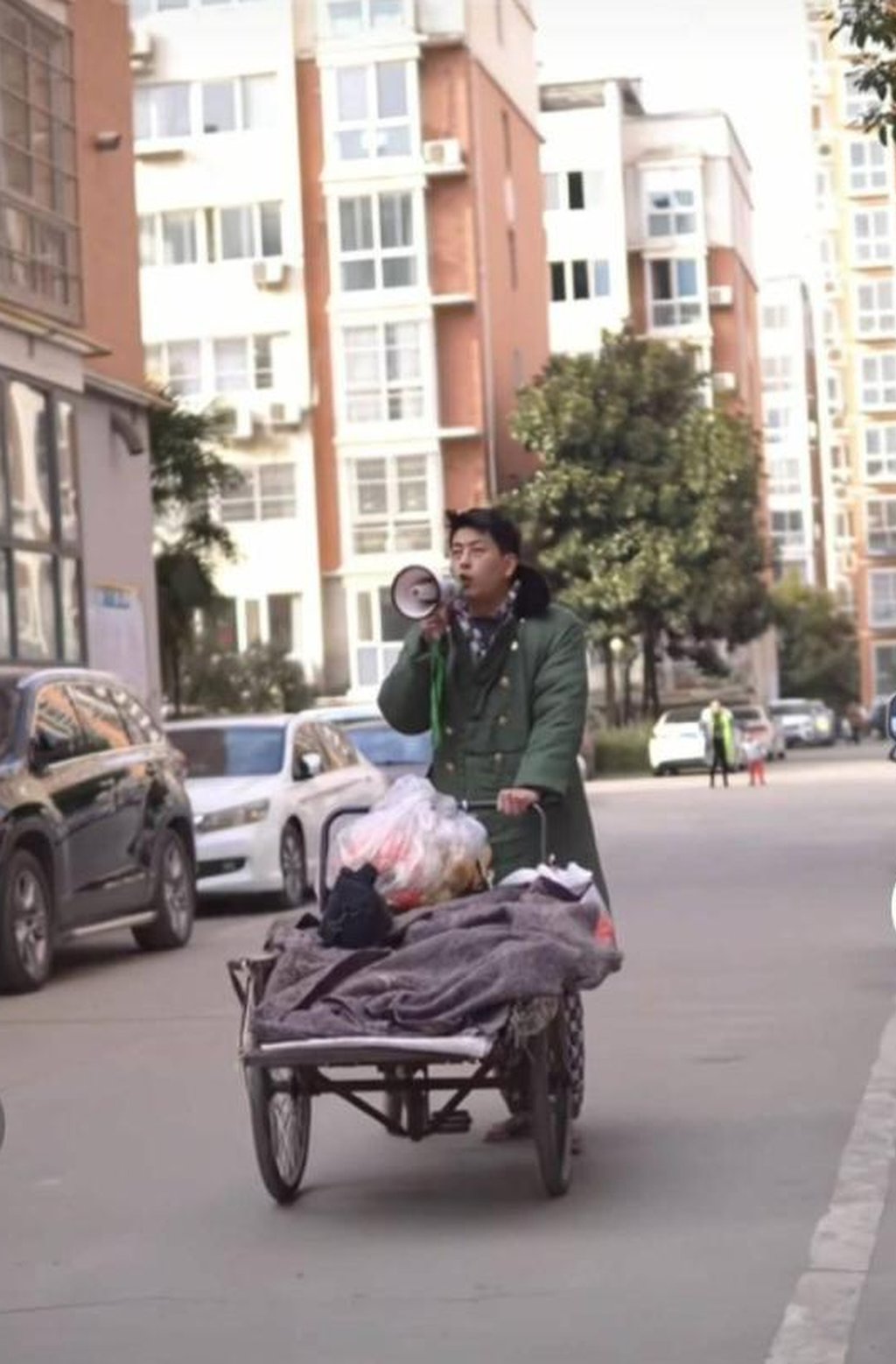 In his videos, Yan typically wears a scruffy overcoat, pulls a cart, and wields a loudhailer. Photo: news.china.com