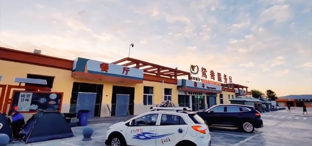The service area on the Lianyungang-Khorgos Expressway in the northwestern province of Gansu. Photo: bjnews.com.cn