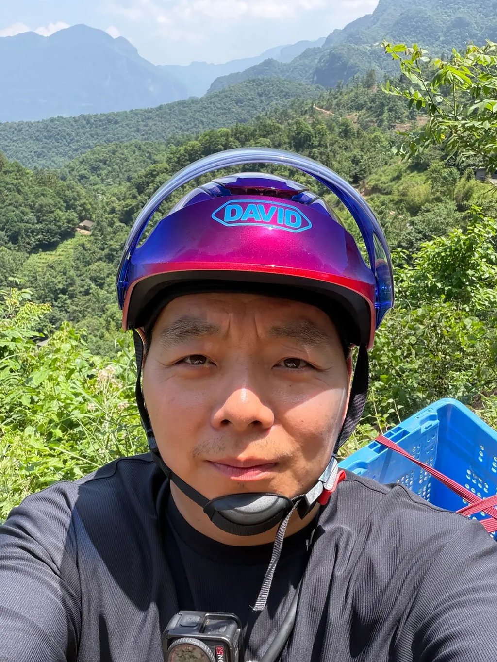 Leveraging his extensive experience delivering parcels to scattered mountain communities, Tian helps connect isolated elderly individuals with their families, bringing them both comfort and companionship. Photo: QQ.com