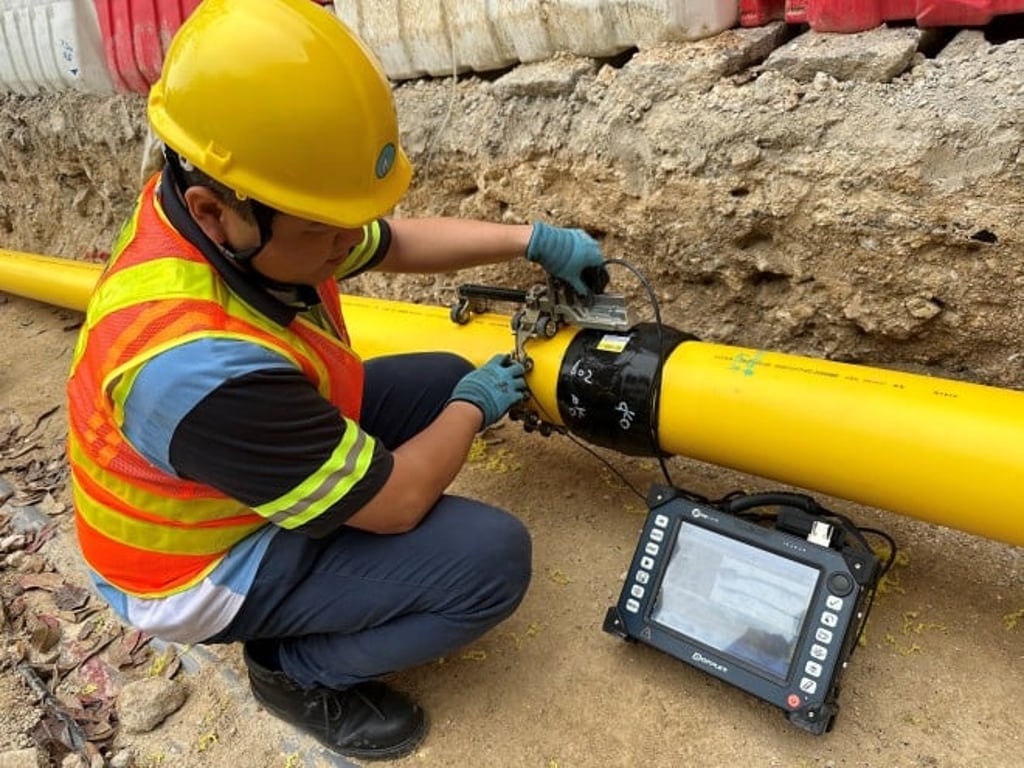 The AI pipe joint analysis system uses non-destructive testing technology to rapidly detect defects in pipe connections on-site by analysing reflected ultrasound waves, determining whether replacement is needed and ensuring gas supply safety.