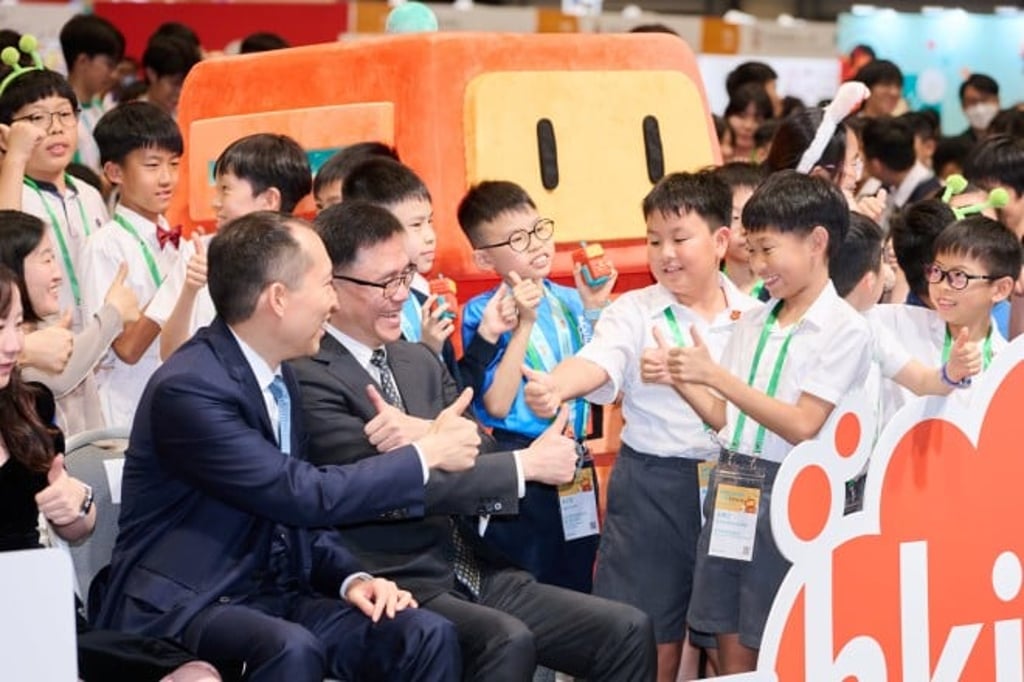 Secretary for Innovation, Technology and Industry Professor Sun Dong (second from left) and Chairman of the Hong Kong Innovation Foundation and Chairman of Sino Group Daryl Ng (first from left) interact with students during the award ceremony at the Fifth Hong Kong Science Fair.