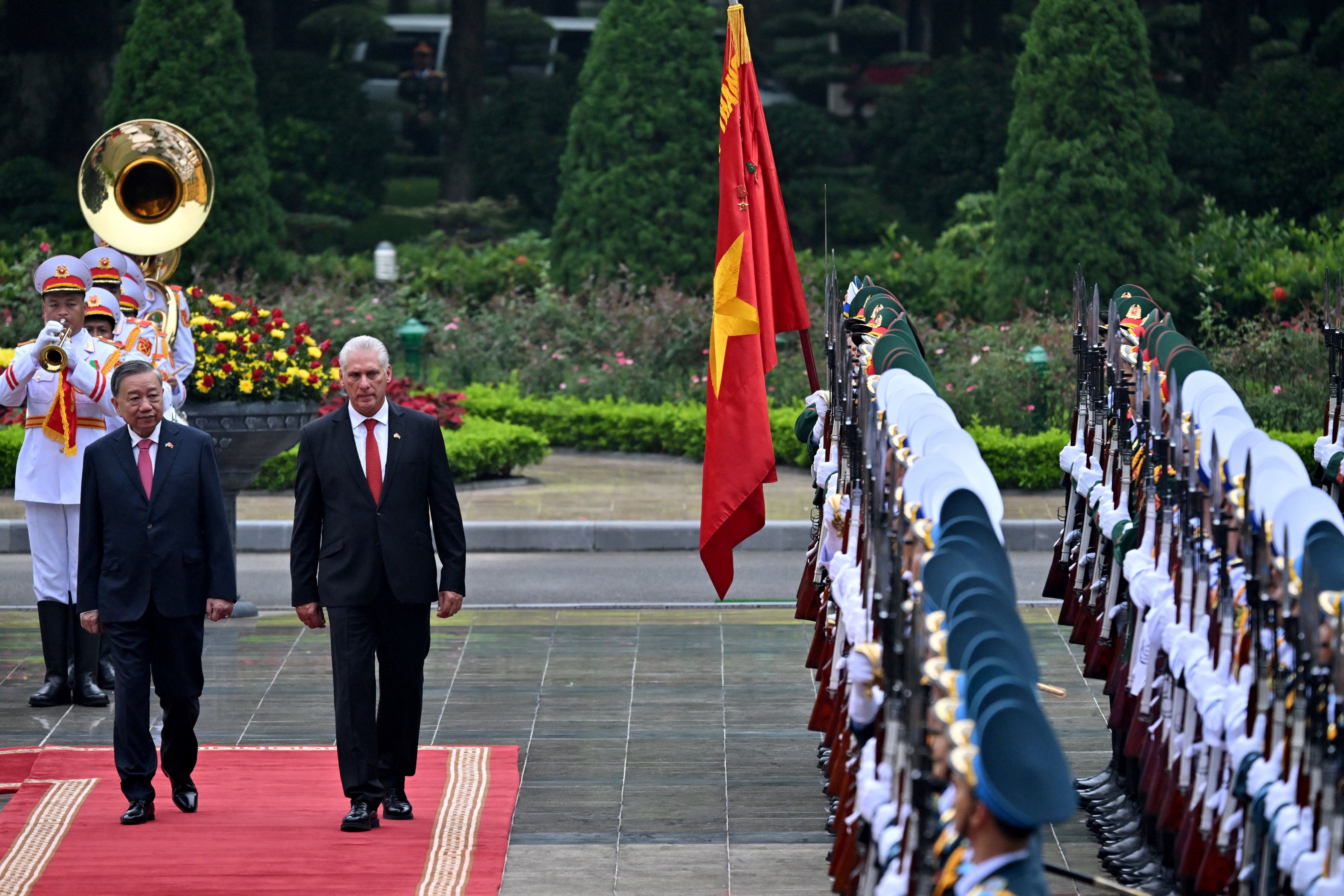 Vietnam’s To Lam (left) and Cuba’s President Miguel Diaz-Canel review a guard of honour during a welcoming ceremony in Hanoi on September 1, 2025. Photo: AFP