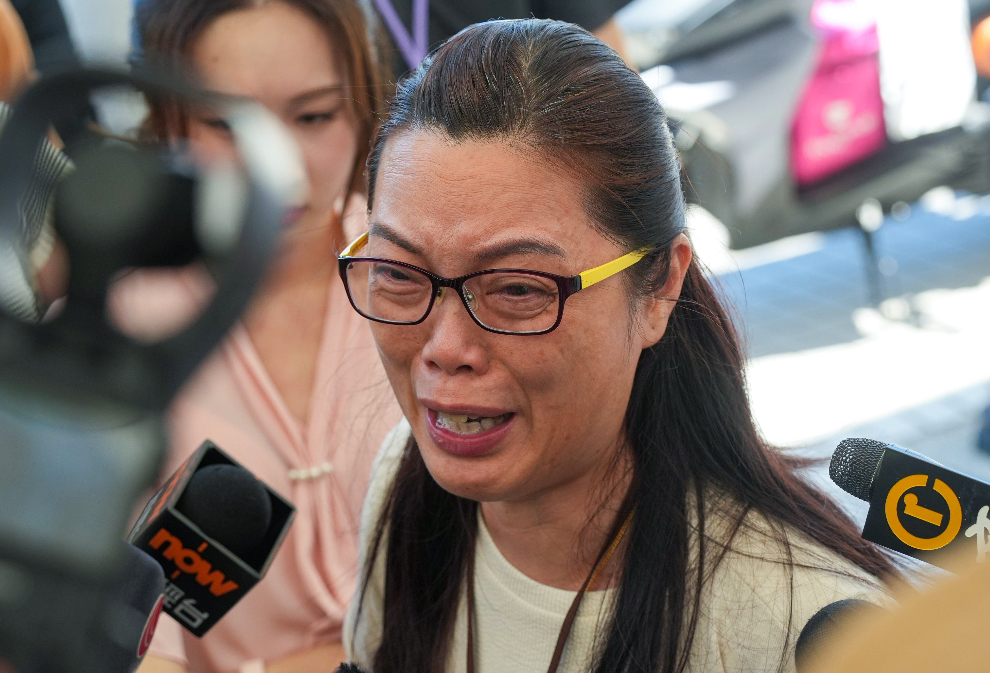 A Wang Fuk Court resident surnamed Ng expresses her frustration to the media. Photo: Sun Yeung