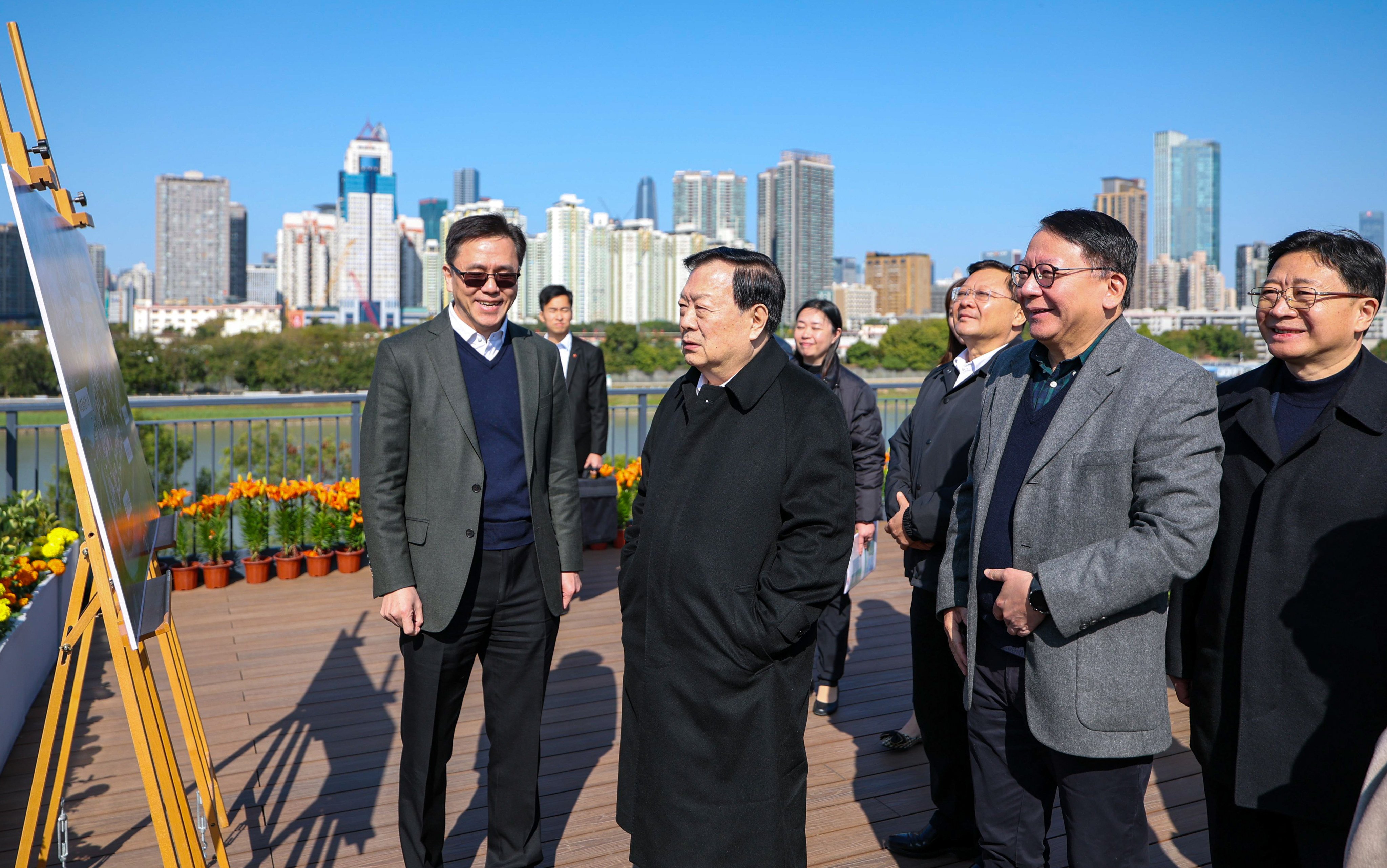 Sun briefs Xia Baolong (centre), director of the Hong Kong and Macau Affairs Office, during the Beijing official's recent visit to the city. Photo: Handout