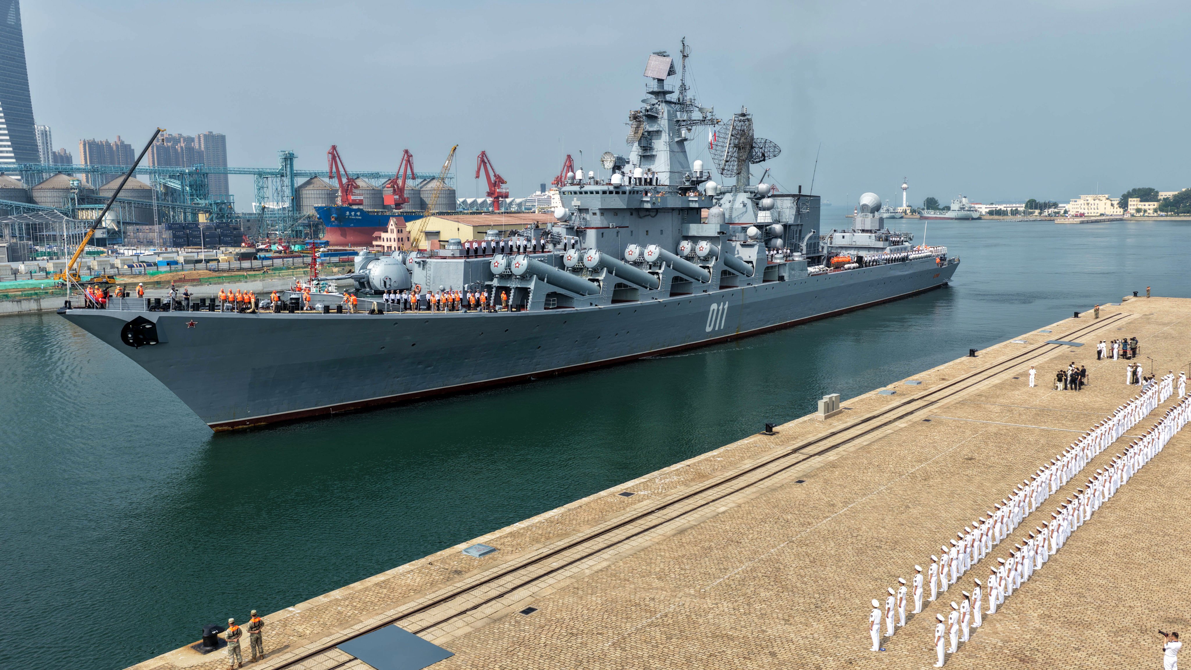 The Russian guided missile cruiser Varyag arrives in Qingdao. Photo: Xinhua