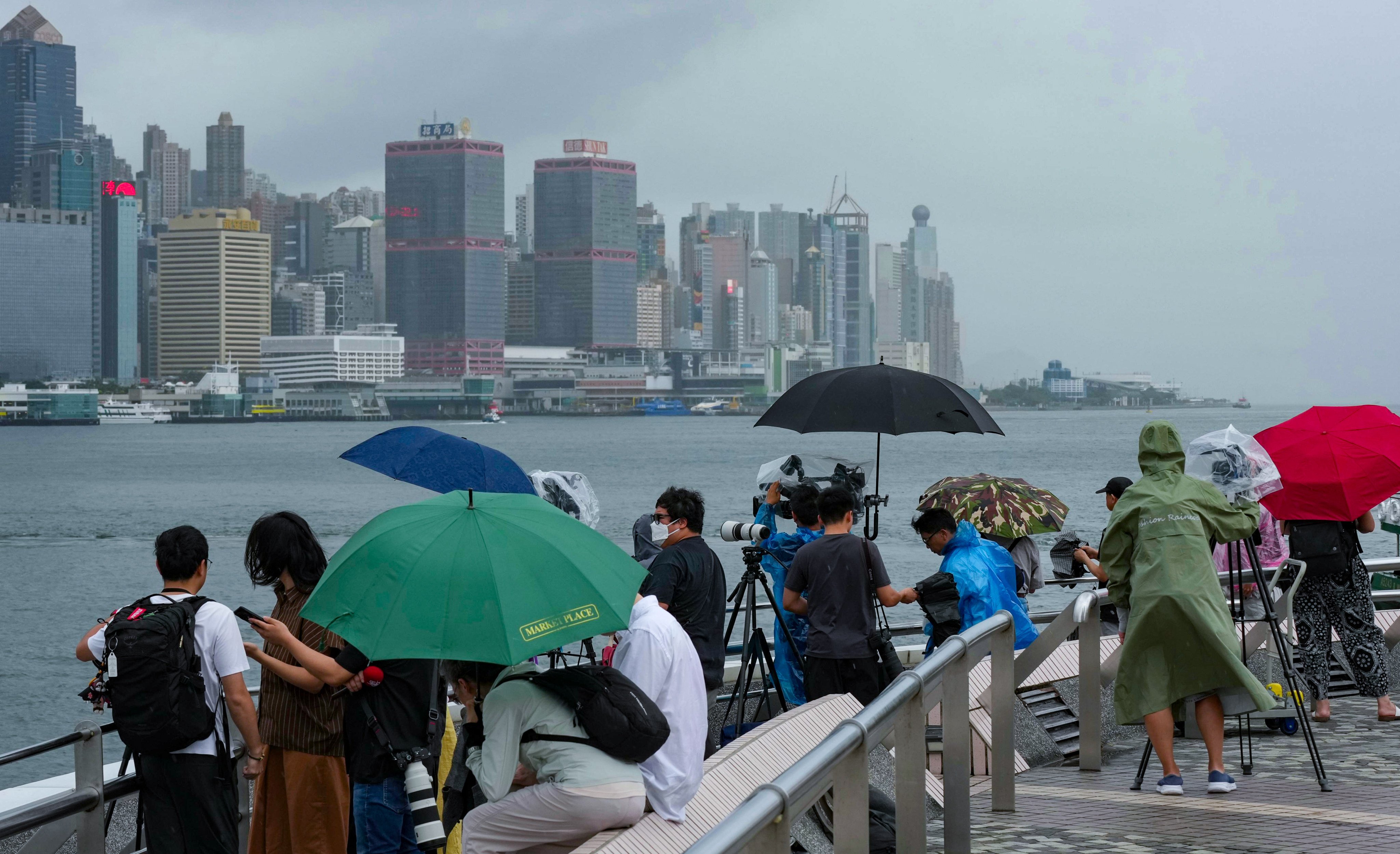 People bid farewell as PLA warships depart Hong Kong. Photo: Jelly Tse