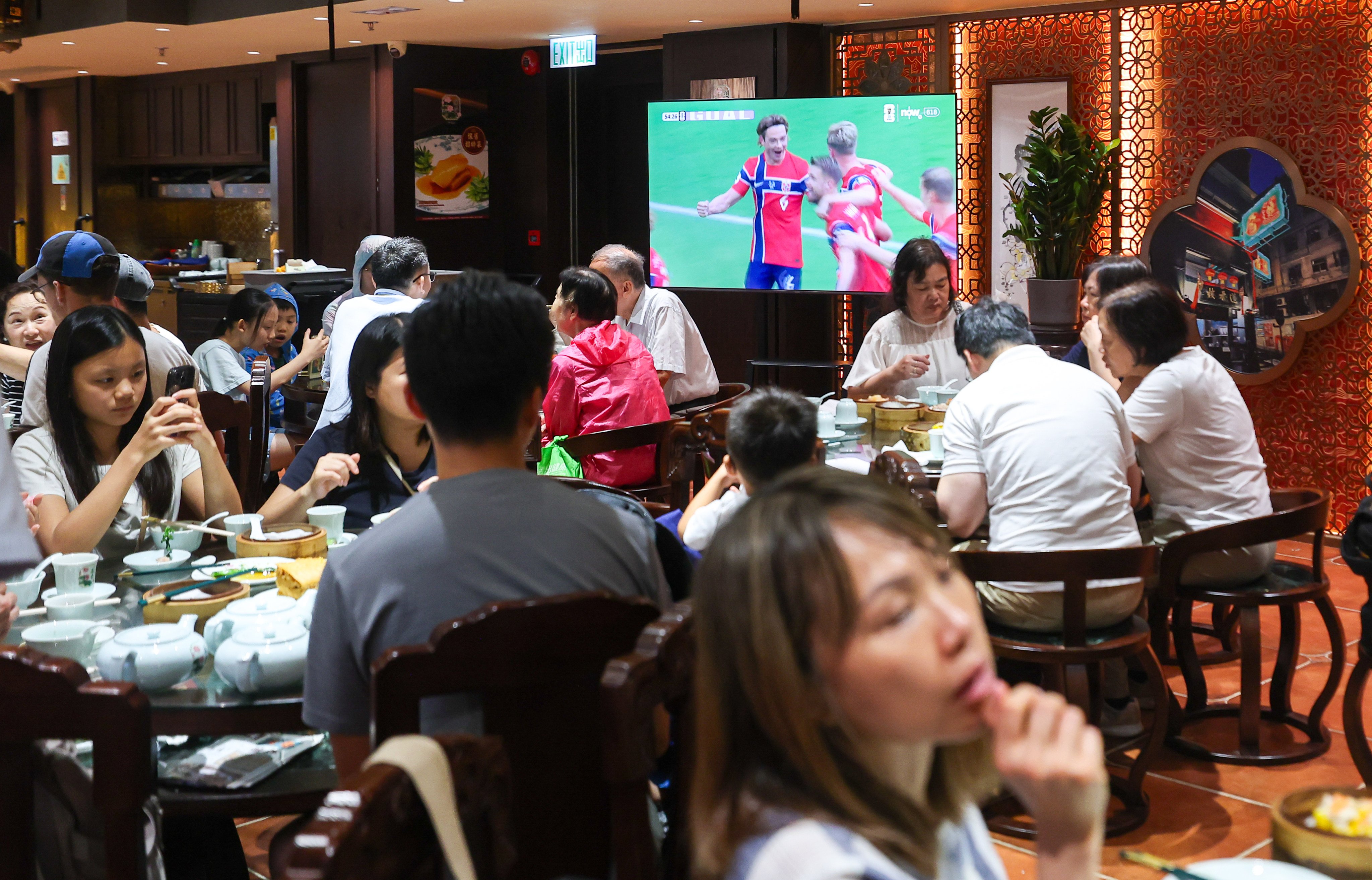 Patrons at Lin Heung Lau watch the England-Norway game. Photo: Edmond So