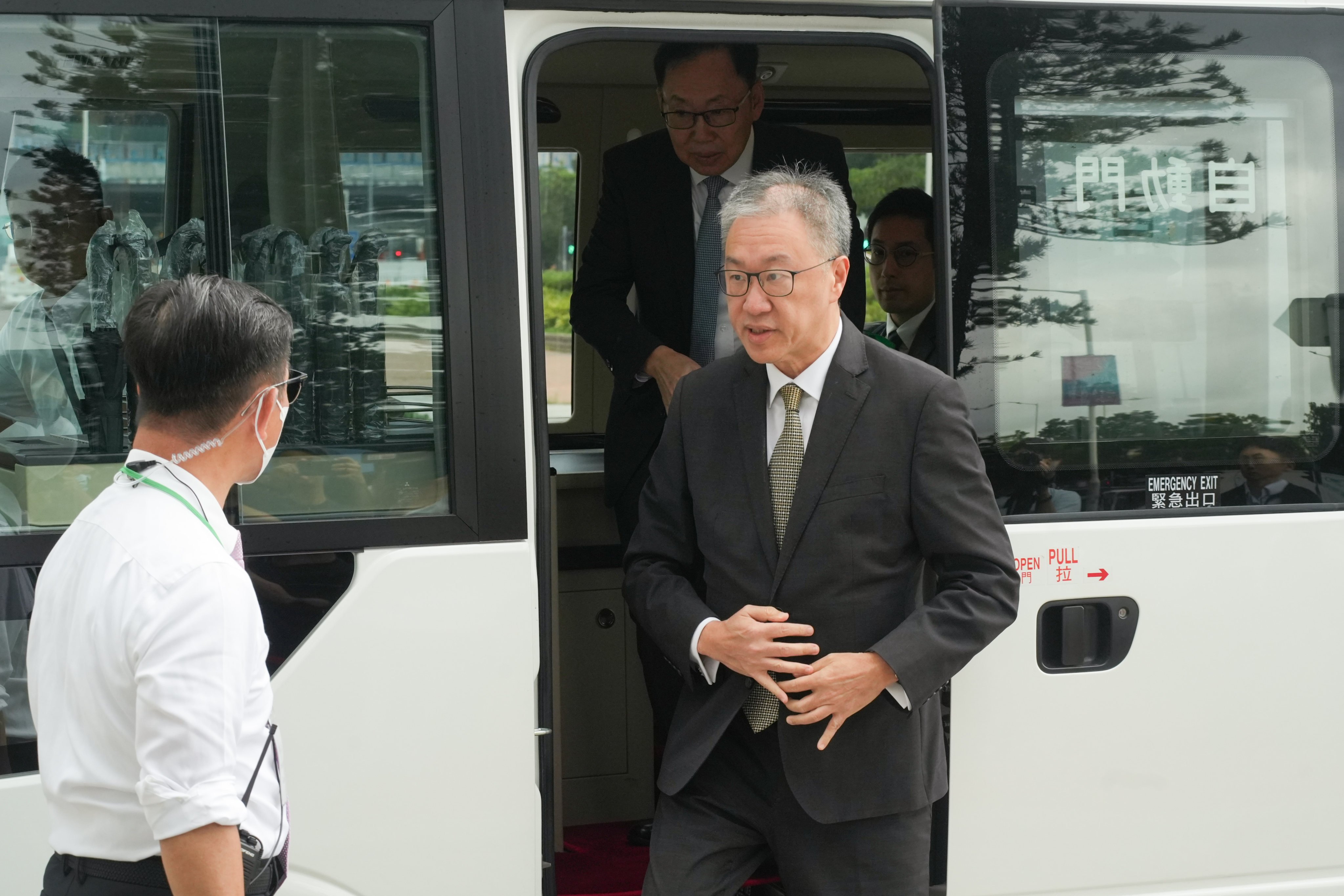 Committee chairman Justice David Lok and member Chan Kin-por arrive at the City Gallery in Central for Wednesday’s session. Photo: Sun Yeung