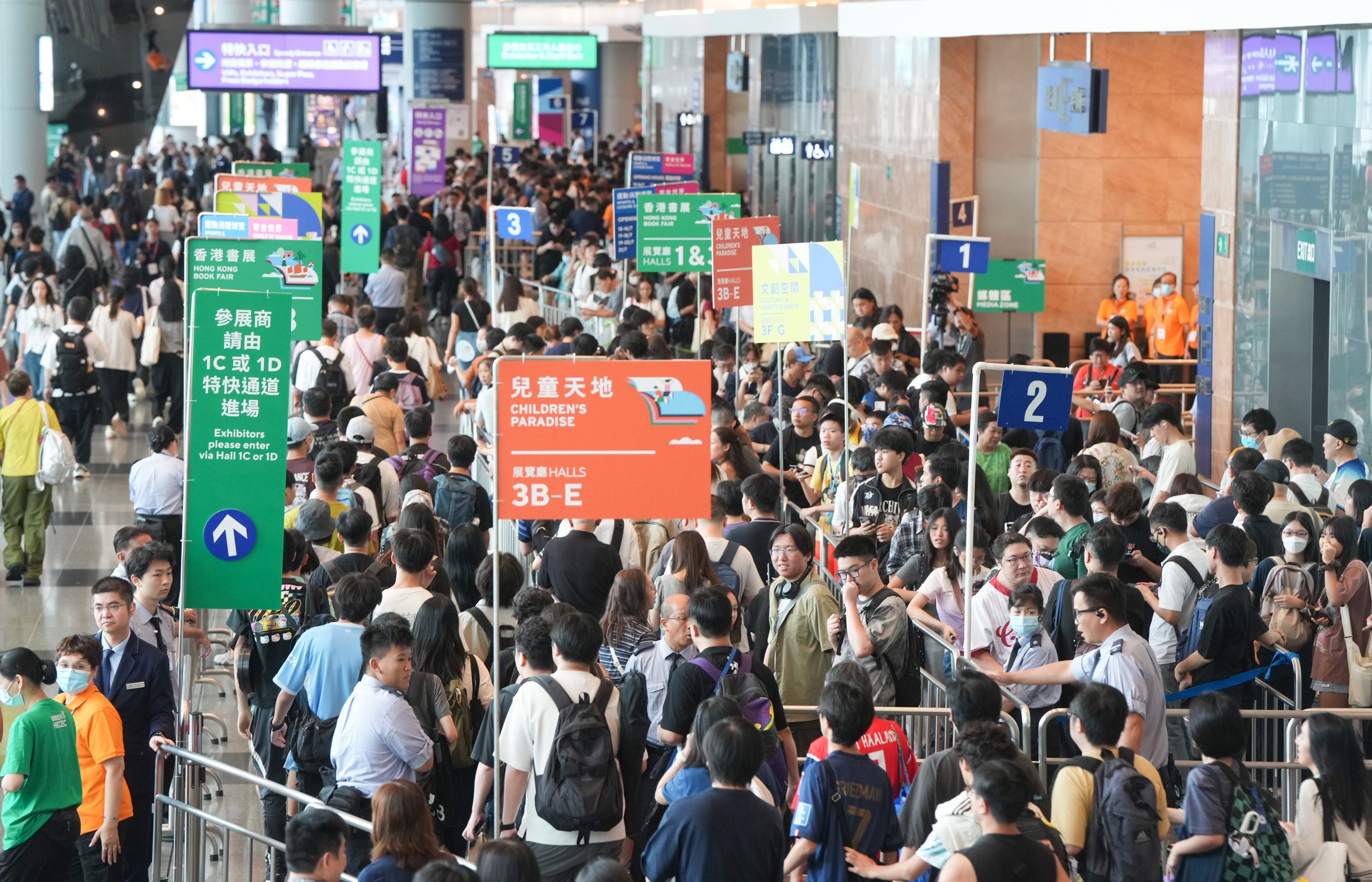 Crowds of attendees wait to join the Hong Kong Book Fair. Photo: Sam Tsang