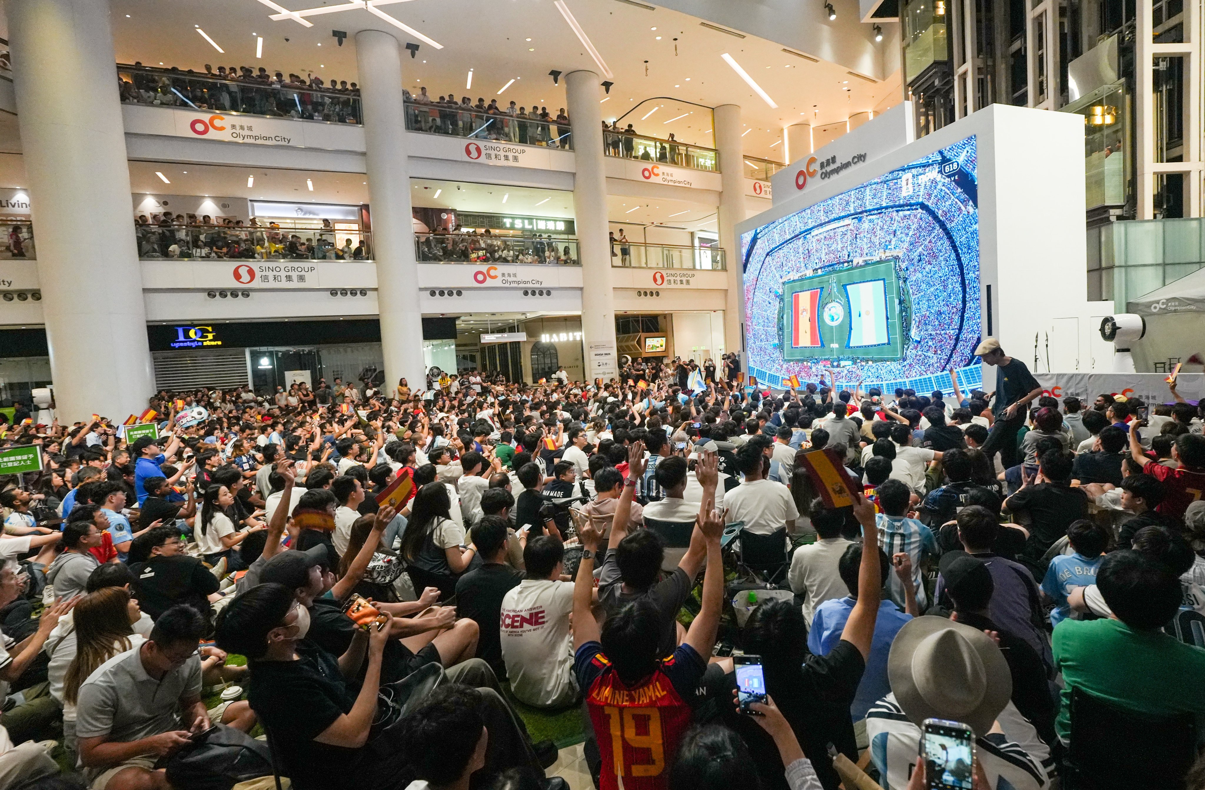 Fans flocks to Olympic City in Mong Kok for the World Cup final match between Spain and Argentina. Photo: Sun Yeung
