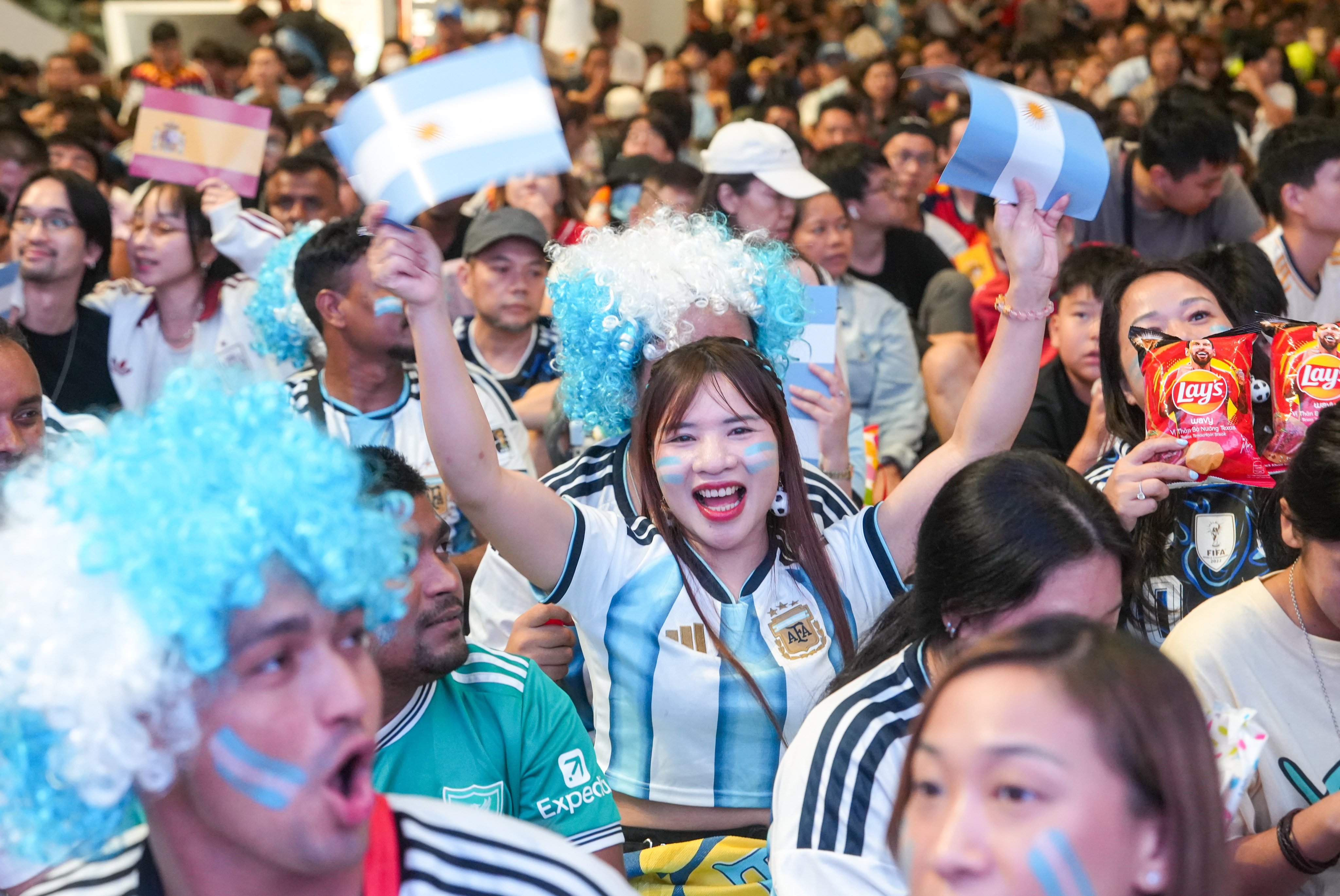 Fans cheers during the World Cup final match between Spain and Argentina. photo: Sun Yeung