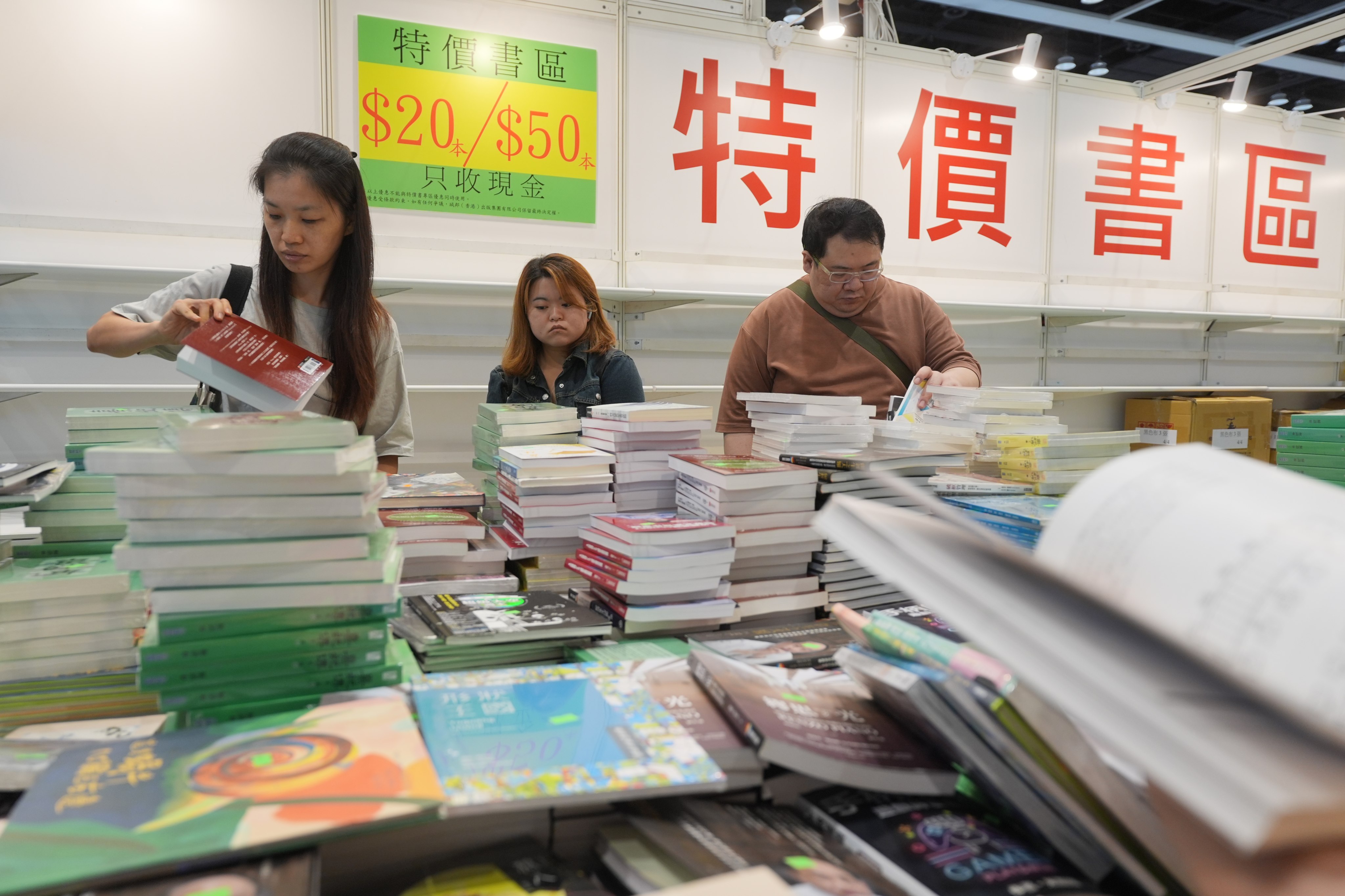 Visitors browse books on the last day of Hong Kong Book Fair. Photo: Elson Li