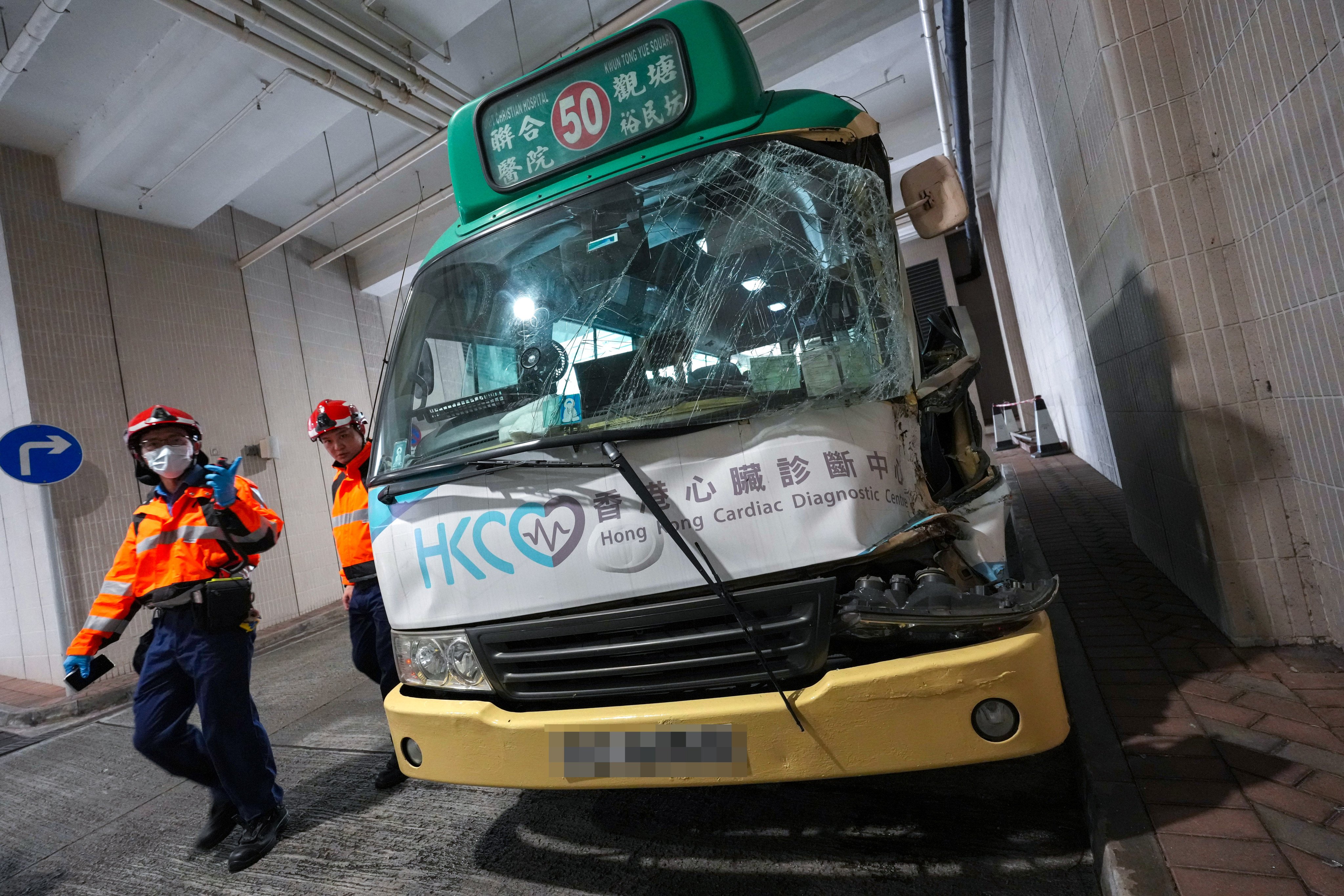 The left front of the minibus was severely damaged. Photo: Jelly Tse