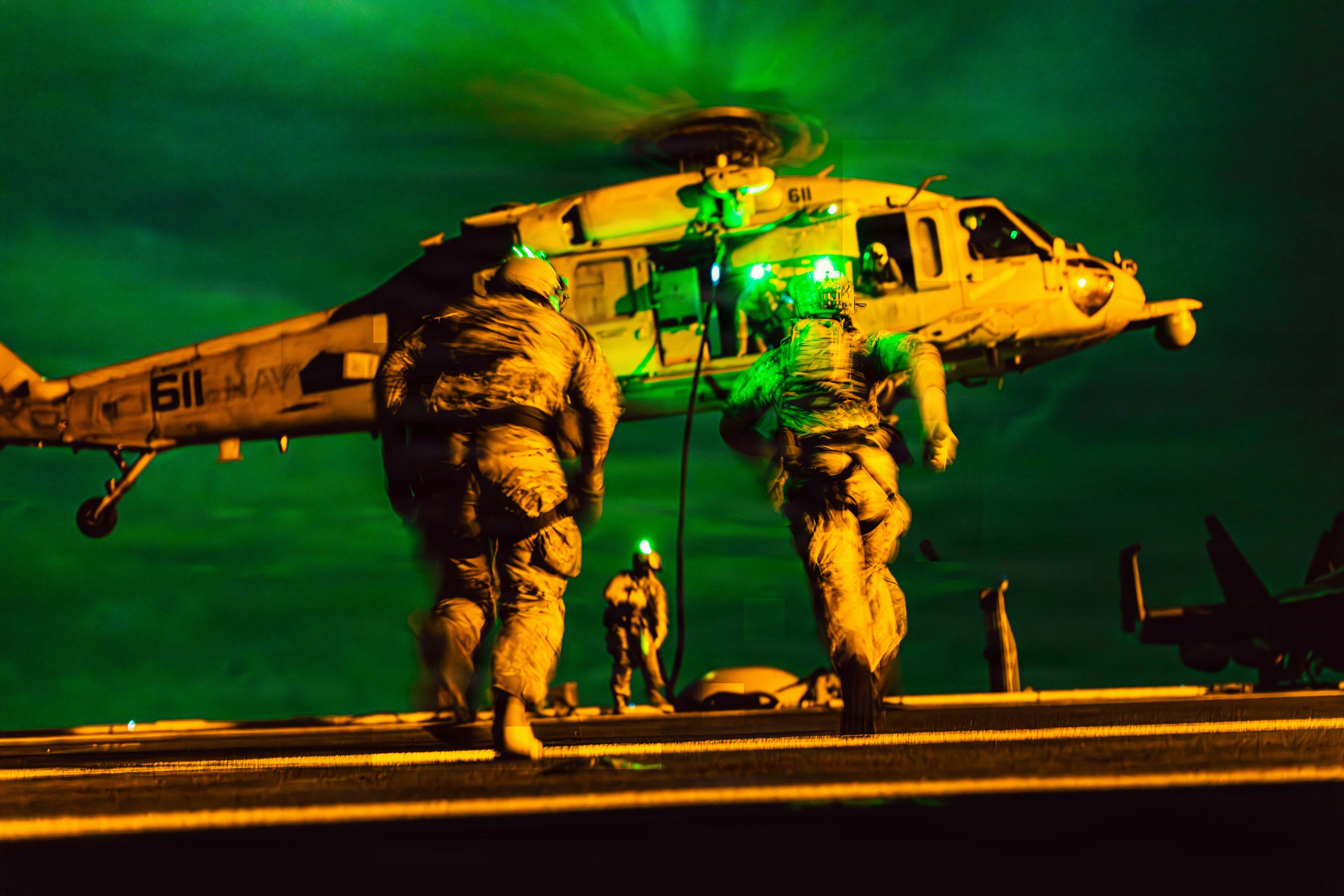 Explosive ordnance technicians conduct high-intensity rapid-insertion training on the flight deck of USS George Washington aircraft carrier in the Philippine Sea earlier this month. Photo: X/USNavy