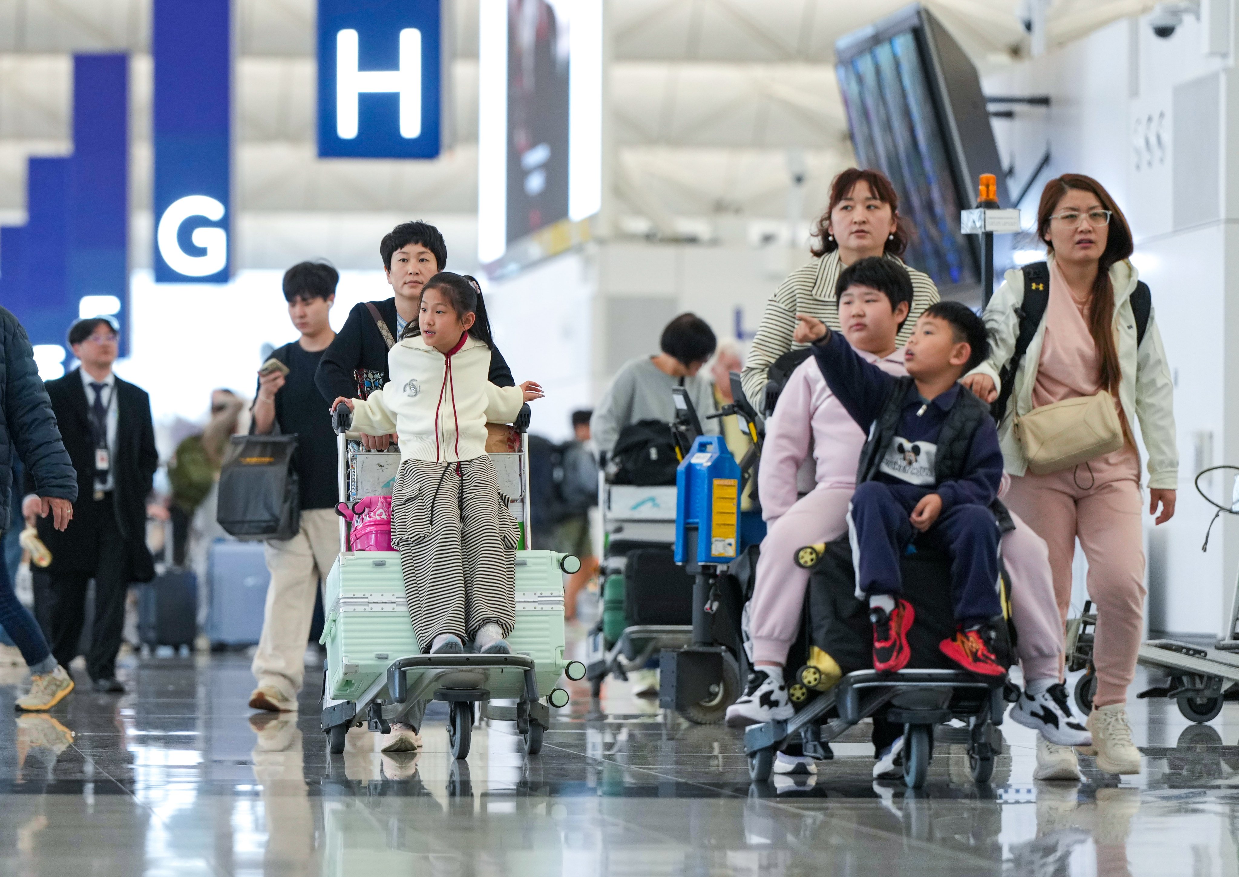 Tourists using Hong Kong airport would find a bus link to Huanggang convenient, experts say. Photo: Sam Tsang
