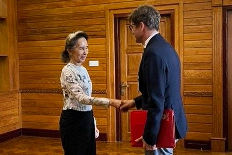 Aung San Suu Kyi (left) shakes hands with ICRC representative Arnaud de Baecque in Naypyitaw on Monday. Photo: Myanmar President Office/AP