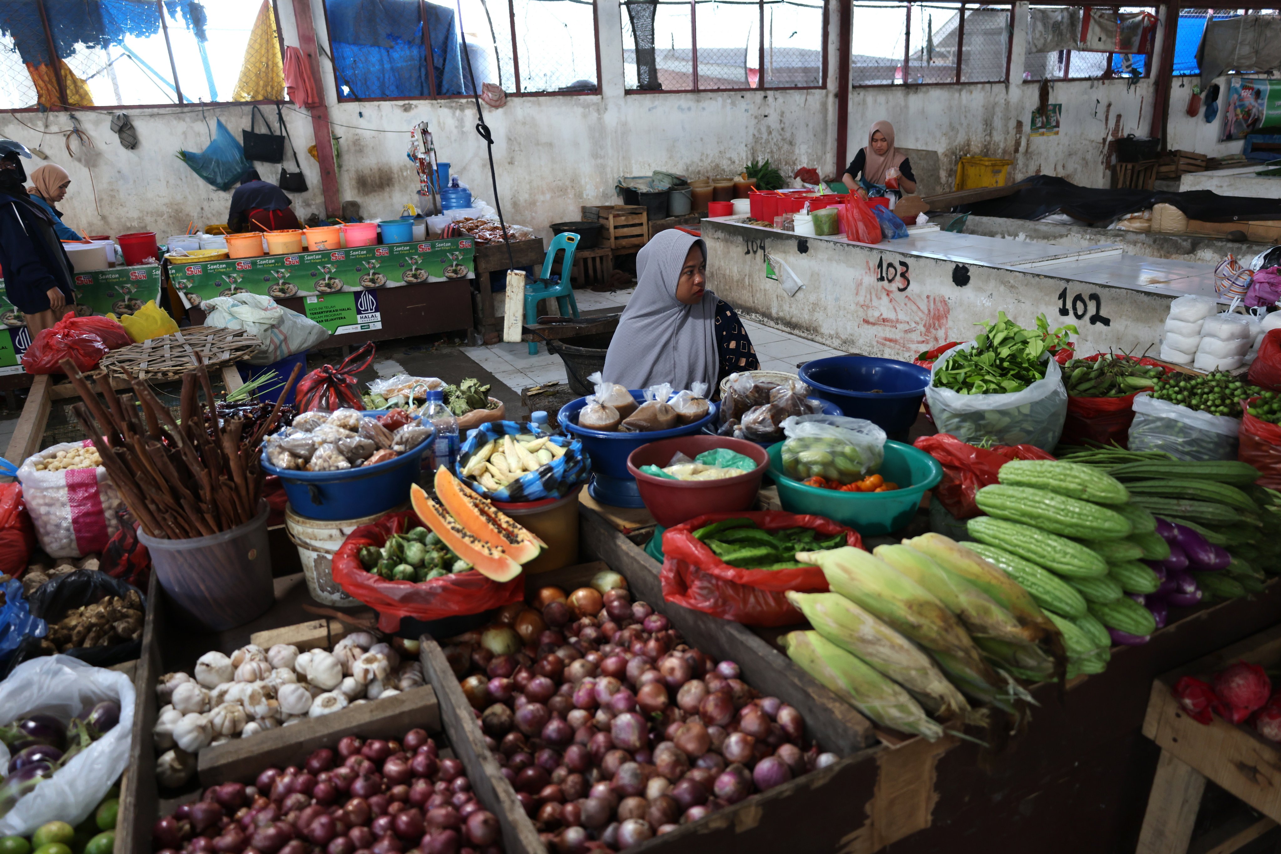 A trader waits for customers at the Al Mahira traditional market in Banda Aceh, Indonesia, on July 22. Photo: EPA