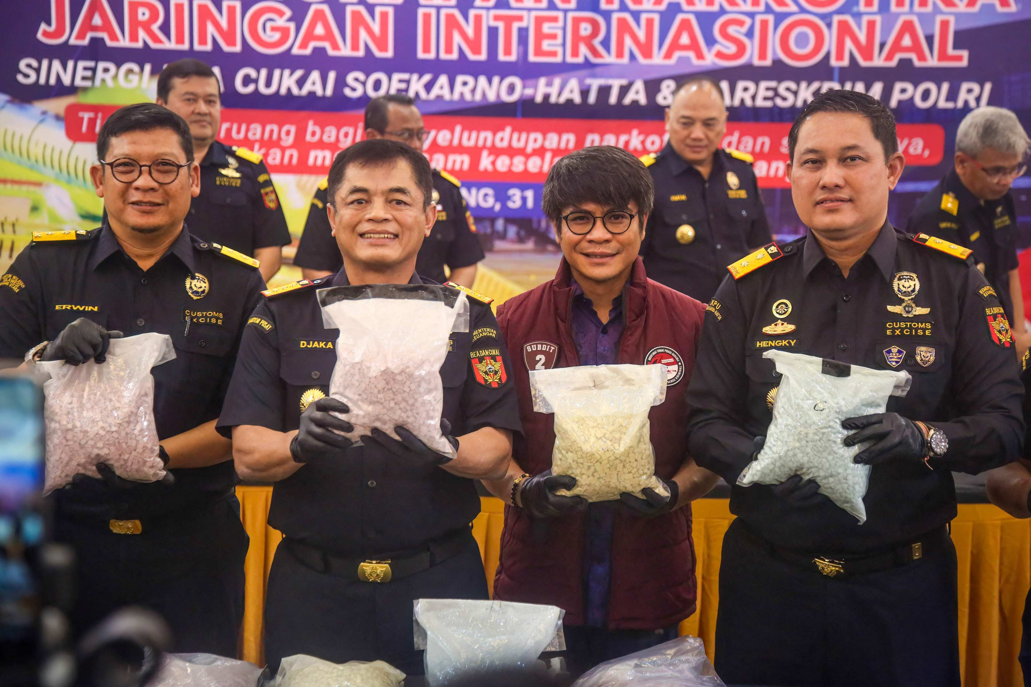Indonesian customs officials display drugs smuggled by a Malaysian pilot as evidence during a press conference at Soekarno-Hatta International Airport near Jakarta, on July 31. Photo: AFP