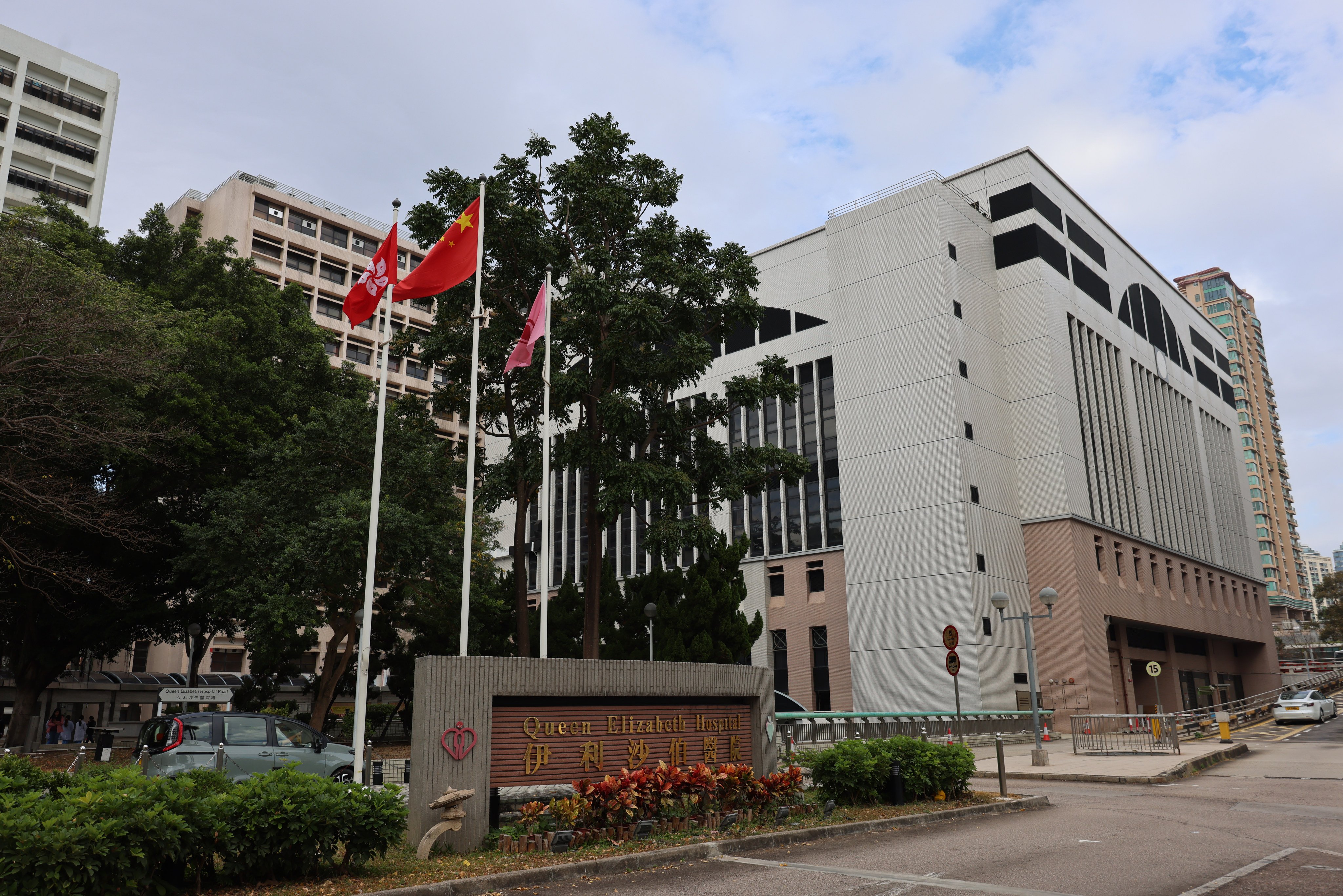 The man, who had sustained several knife wounds, was taken to Queen Elizabeth Hospital for treatment. Photo: Jelly Tse