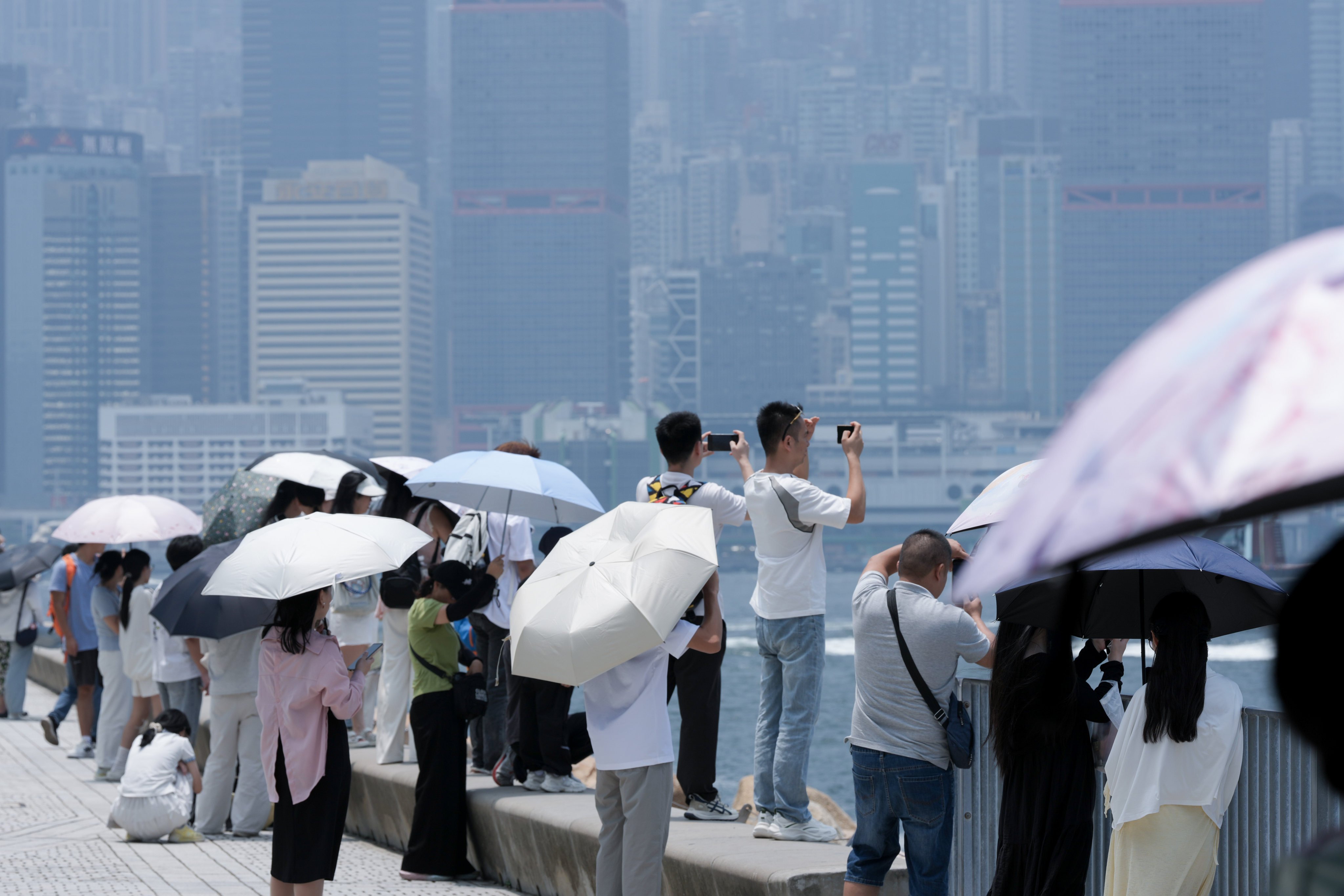 The extremely hot weather is expected to continue into early next week. Photo: Dickson Lee