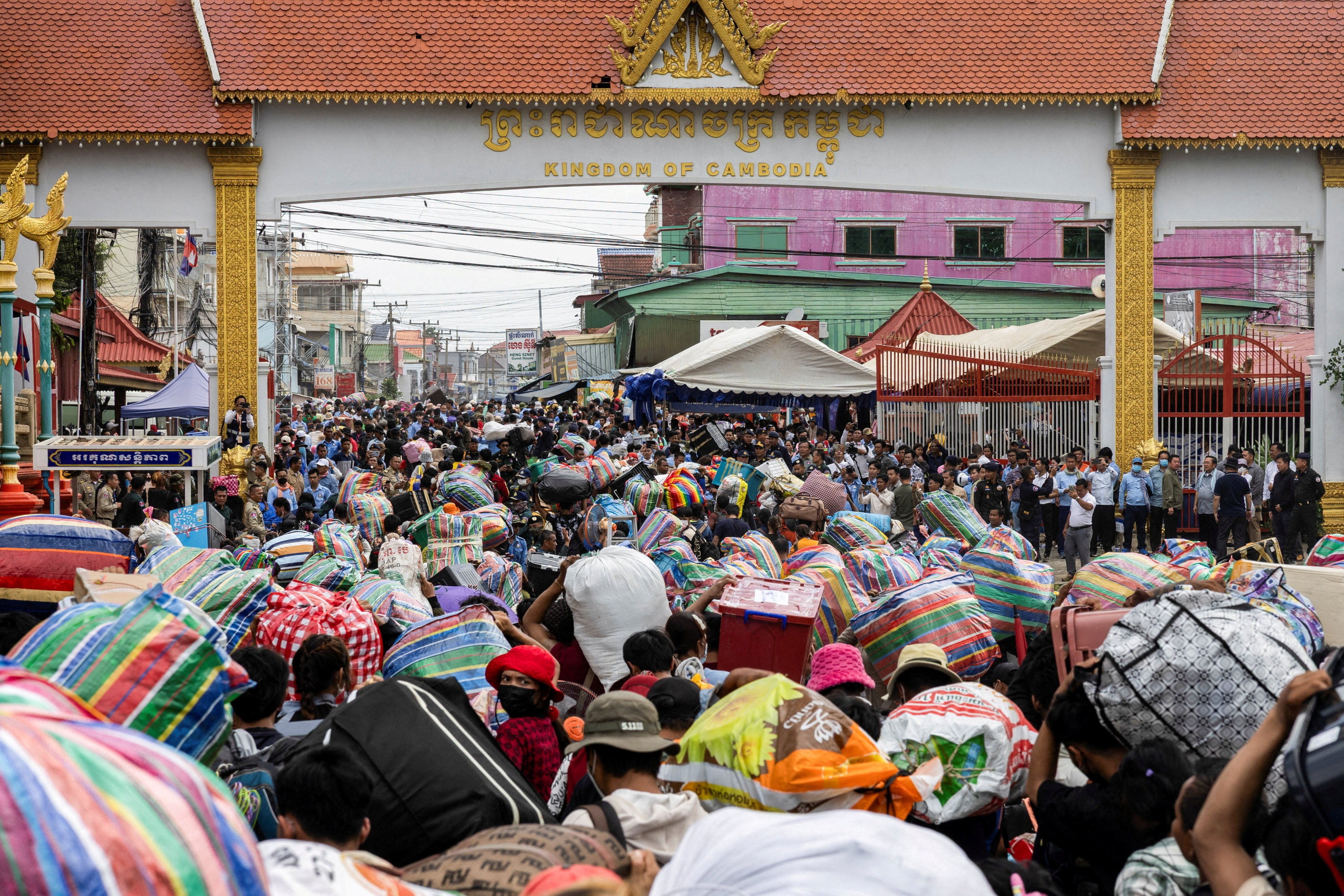 Cambodian migrant workers cross the border at Ban Laem Border checkpoint in Chanthaburi province, Thailand, in July last year to return to their home amid the deadly border conflict between Thailand and Cambodia. Photo: Reuters