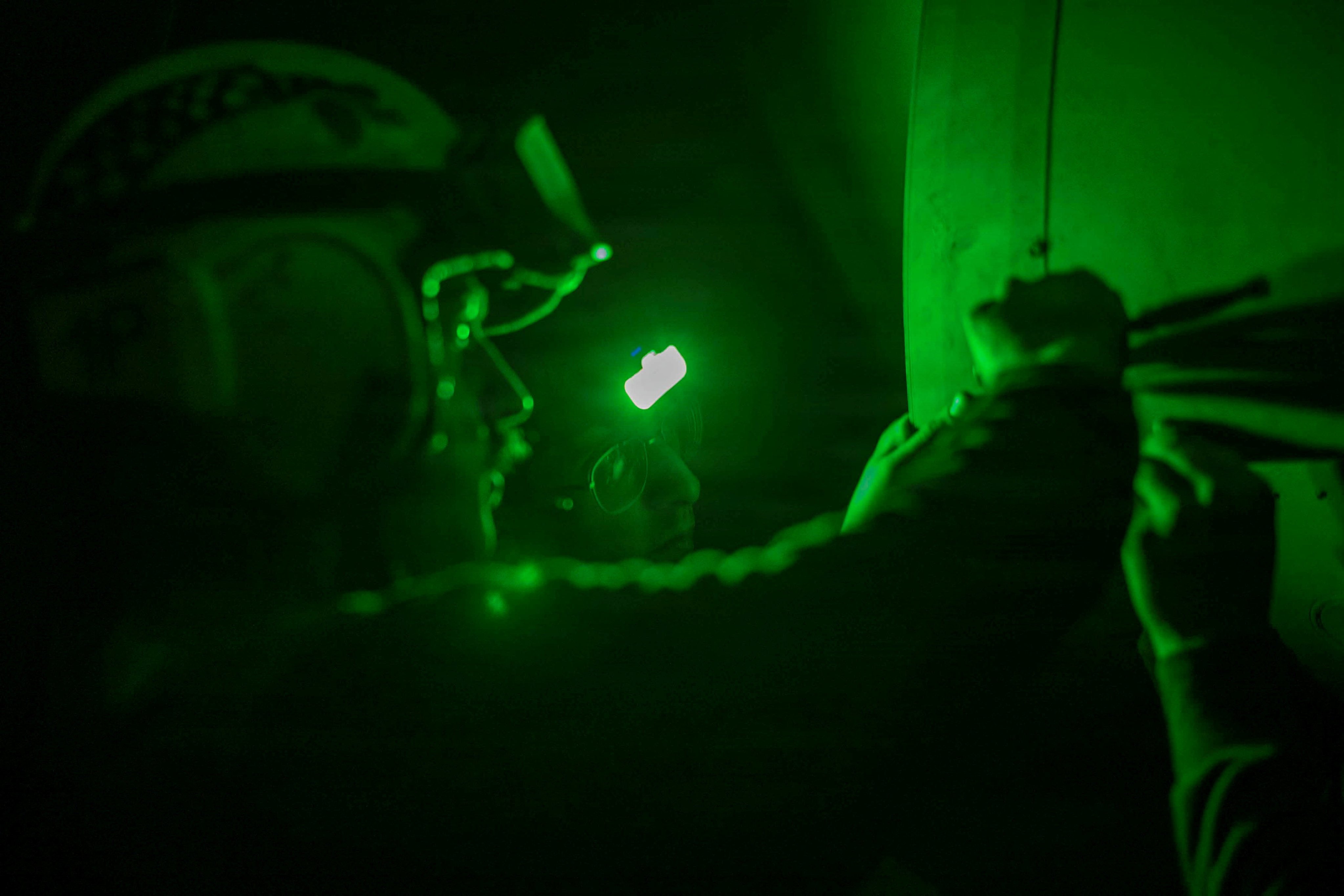 US sailors conduct maintenance on an F/A-18F Super Hornet on the flight deck of the USS Abraham Lincoln on August 3. Photo: US Navy/Reuters