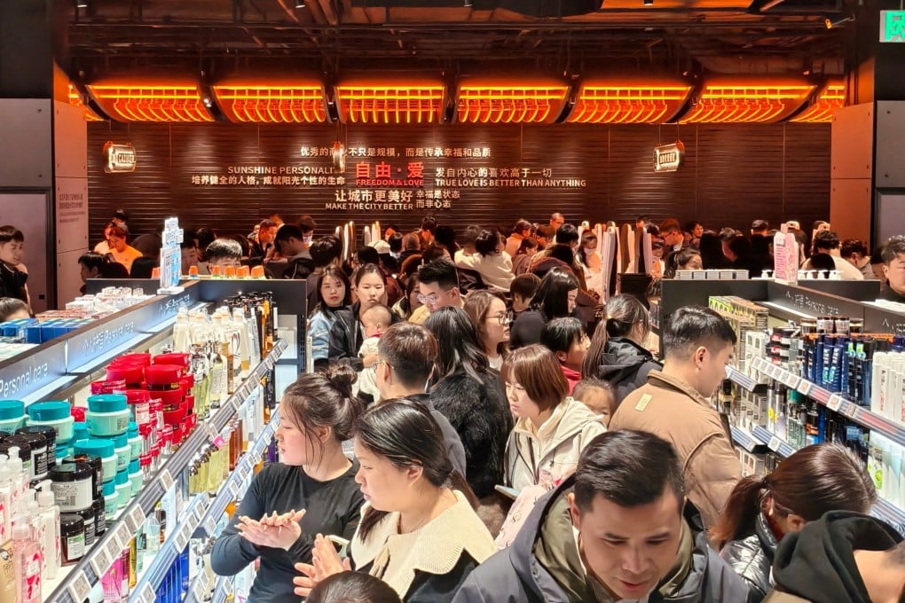 Customers crowd the aisles of a Pangdonglai supermarket in Xuchang, Henan province. The small local chain has become a viral sensation in China this winter. Photo: Weibo