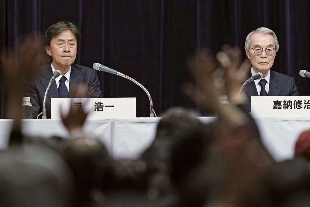 Koichi Minato (left), the outgoing head of Fuji Media’s television business, and Shuji Kano, the company’s outgoing chairman, attend the 10-hour press conference over the Masahiro Nakai scandal that began on Monday. Photo: Kyodo