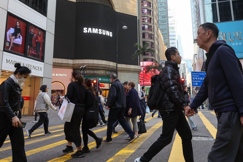 Hong Kong police have arrested five people for allegedly trying to withdraw US$1 million from a bank in Central using fake documents. Photo: Edmond So