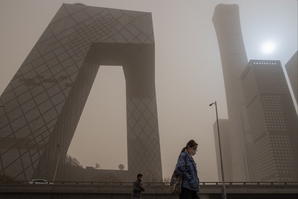People wear protective face masks in Beijing’s Central Business District (CBD) during a sandstorm in 2021. A US air quality monitoring programme launched in the city in 2008 provided transparency about actual pollution readings. Photo: EPA-EFE