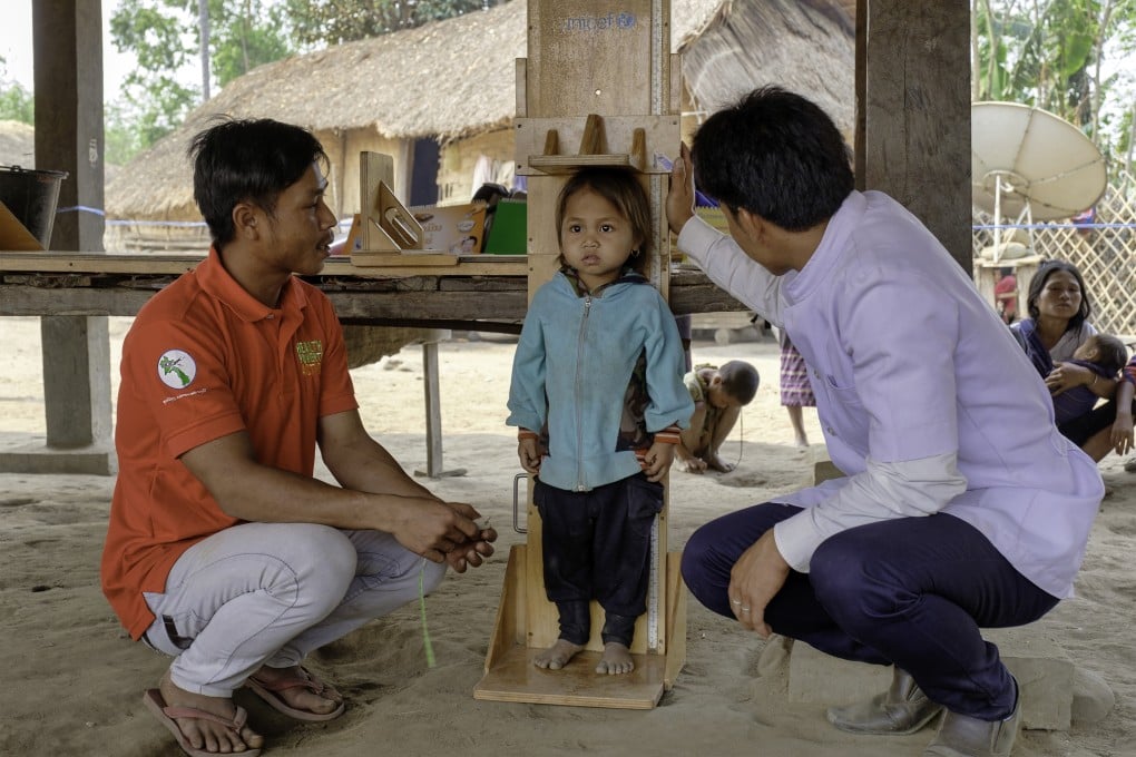 Health volunteers screen children for acute malnutrition in a village in Taoy, Saravan, Laos. Photo: Unicef
