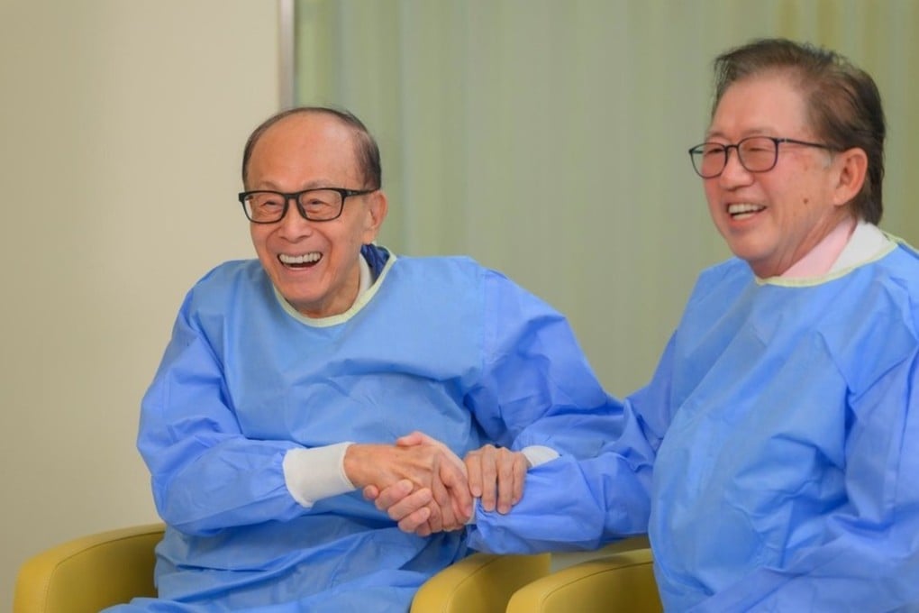 Li Ka-shing (left) says it is ‘great news’ that the hospital can provide the treatment using the non-invasive technology. Photo: Hong Kong Sanatorium & Hospital