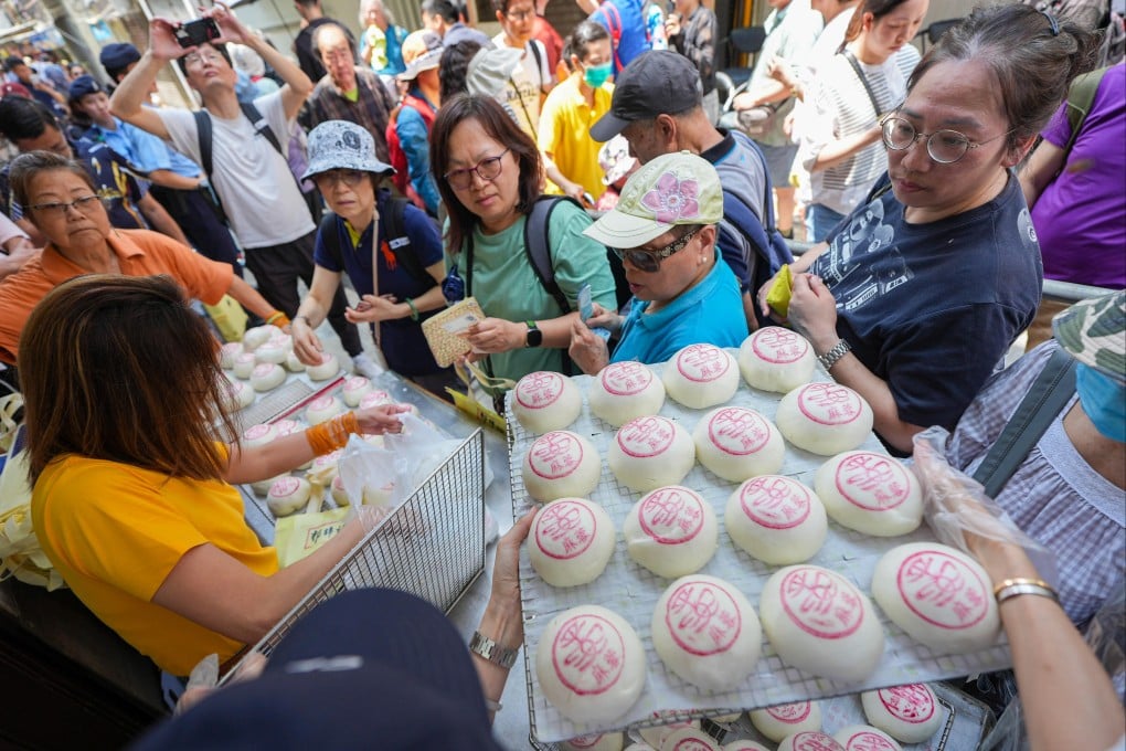 Tourists and residents buy ping on buns at Kwok Kam Kee during Cheung Chau Bun Festival. Photo: Eugene Lee