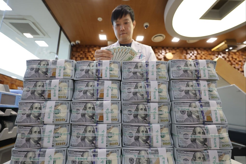 A clerk sorts US dollar banknotes at a bank in Seoul, South Korea, on April 15. Photo: EPA-EFE