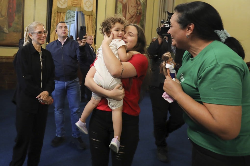 Venezuelan first lady Cilia Flores (left) watches as two-year-old Maikelys Espinoza is held by her mother Yorely Escarleth Bernal Inciarte at Miraflores presidential palace in Caracas on Wednesday. Photo: Miraflores press office via AP