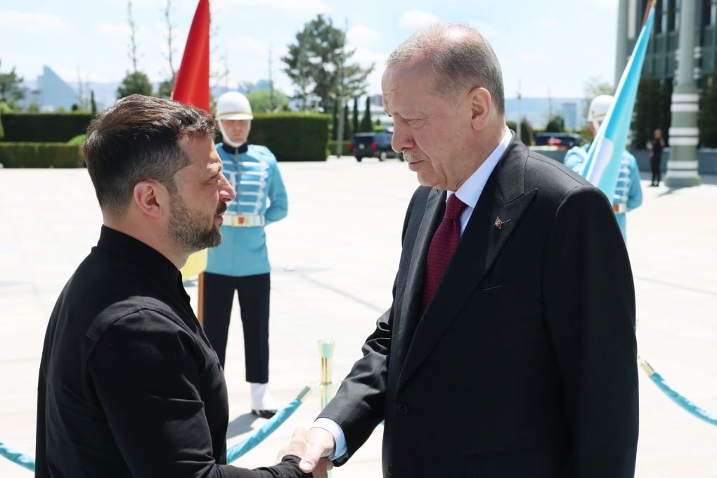 Ukrainian President Volodymyr Zelensky (left) and Turkish President Recep Tayyip Erdogan at a welcome ceremony prior to their meeting in Ankara on Thursday, the same day Russian and Ukrainian delegations gather for peace talks in Istanbul. Photo: EPA-EFE