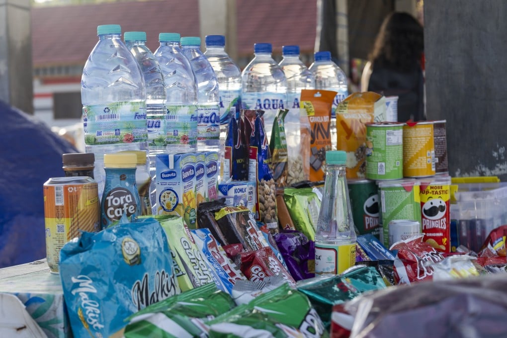 A street vendor sells drinks in plastic at a beach in Bali, Indonesia. The Bali Provincial Government has banned the production and distribution of bottled drinking water in plastic packaging under one litre to tackle the plastic waste crisis. Photo: EPA-EFE