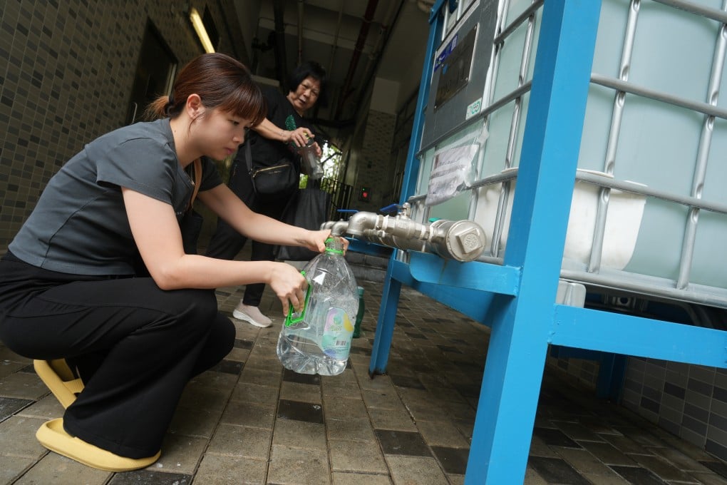 Residents of Queens Hill Estate in Fanling collect drinking water from tanks provided by the Water Supplies Department on June 2, after black specks were found in tap water. Photo: Sam Tsang