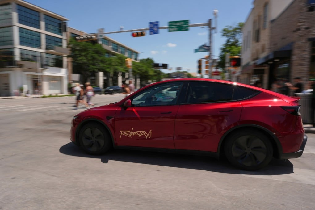 A driverless Tesla robotaxi moves through traffic on June 22 in Austin, Texas. Photo: AP