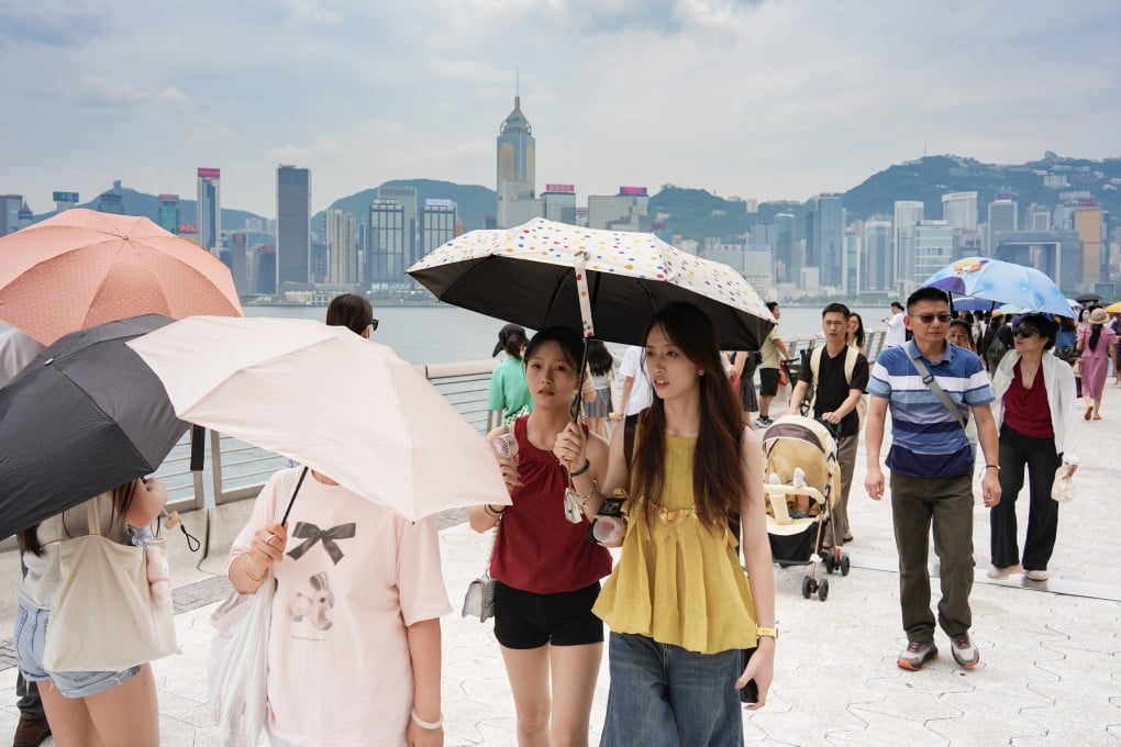 Hong Kong’s weather forecaster issued a very hot weather warning on Thursday. Photo: Eugene Lee