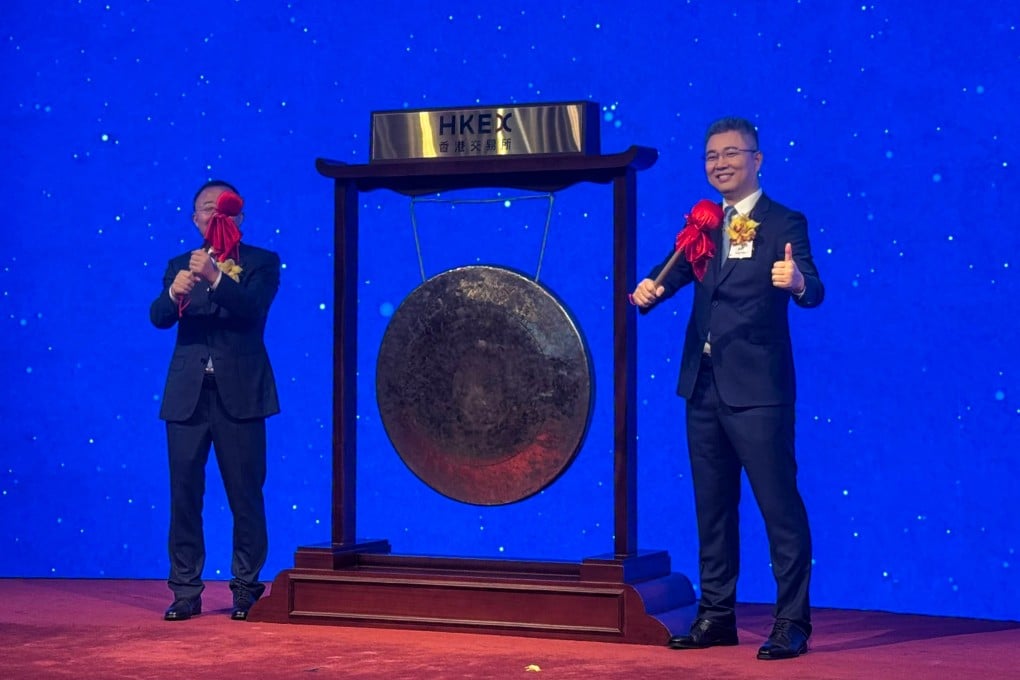 Zhang Yingjun (right), chairman of Sunshine Lake Pharma, during the trading debut of the company’s shares on the Hong Kong stock exchange on August 7, 2025. Photo: Julie Zhang