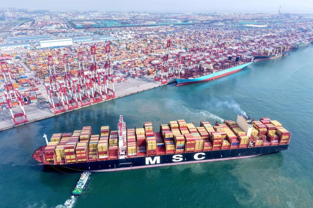 A container ship is positioned by tug boats as it leaves the port in Qingdao, in China’s eastern Shandong province, on August 4, 2025. Photo: AFP